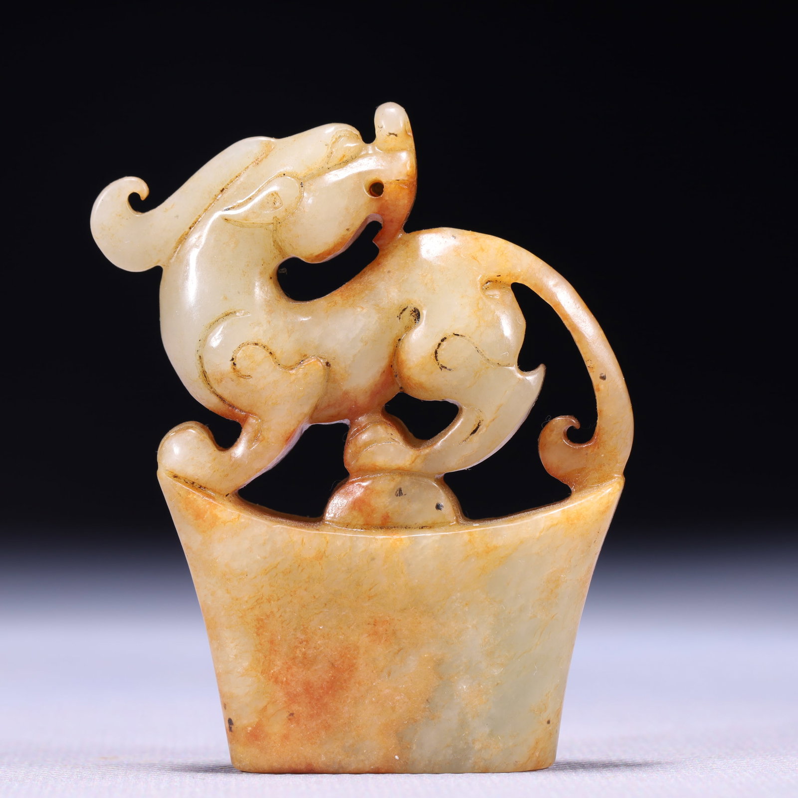 An Exquisite White Jade Dragon Seal: An Exquisite White Jade Dragon Seal,Qing Dynasty,China,Size:1.8inx0.4inx2.6in,Weight:62g 白玉龙印章,中国清代