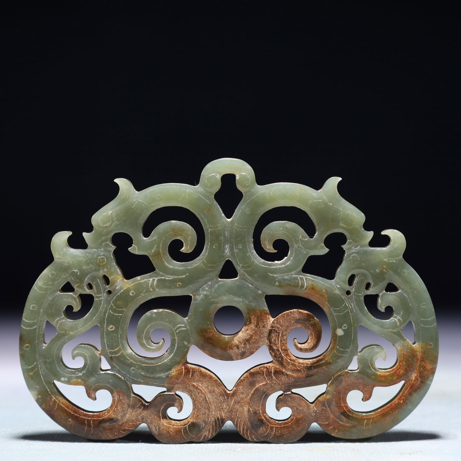 An Exquisite Green Jade Dragon Pattern Pendant: An Exquisite Green Jade Dragon Pattern Pendant,Qing Dynasty,China,Size:4.7inx3.1in,Weight:109.2g 青玉龙纹挂件,中国清代
