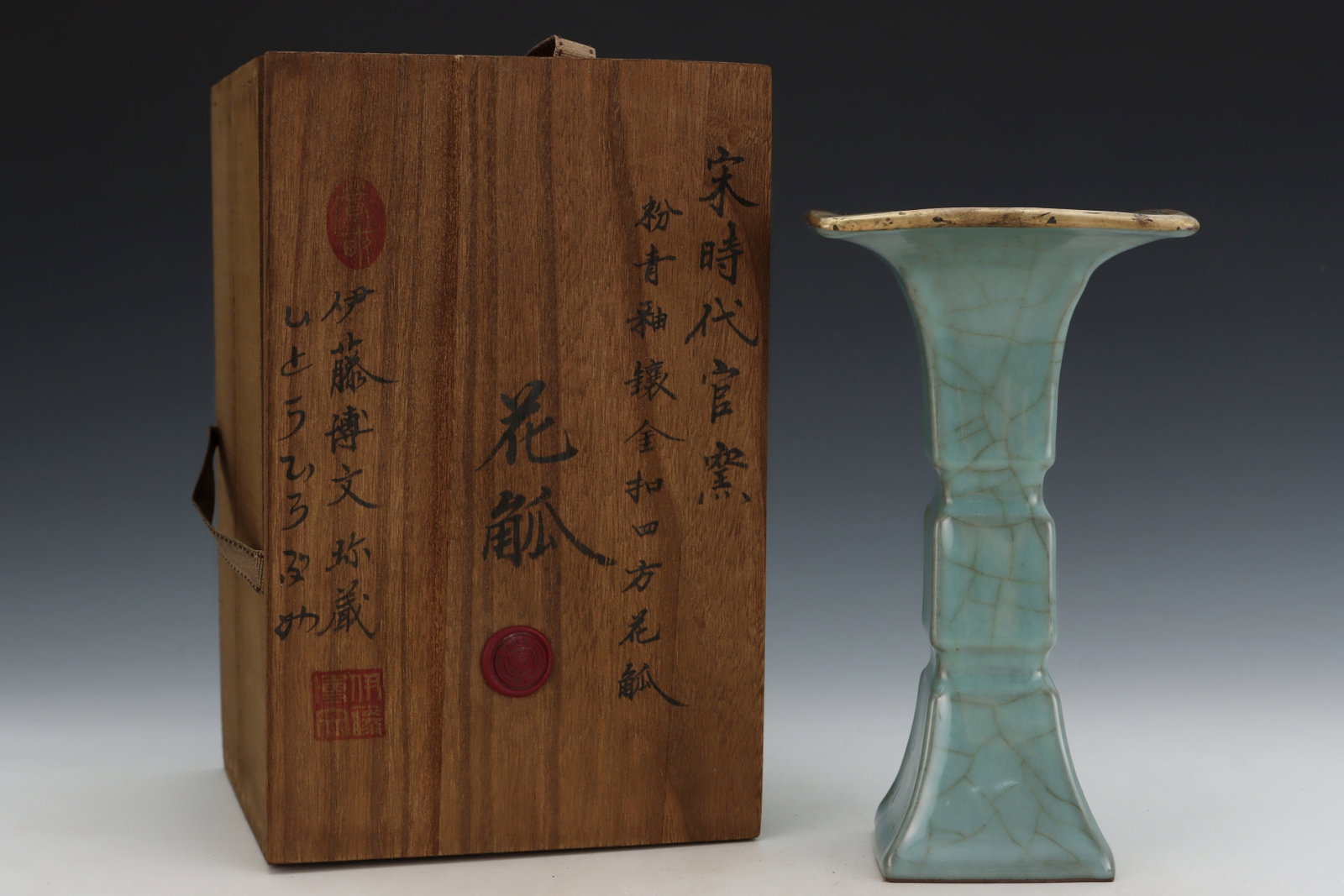 An Exquisite Guan yao Celadon Glazed Painted Gold Vase: An Exquisite Guan yao Celadon Glazed Painted Gold Vase,Song Dynasty,China,Size:9inx5in 官窑粉青釉描金瓶,中国宋代