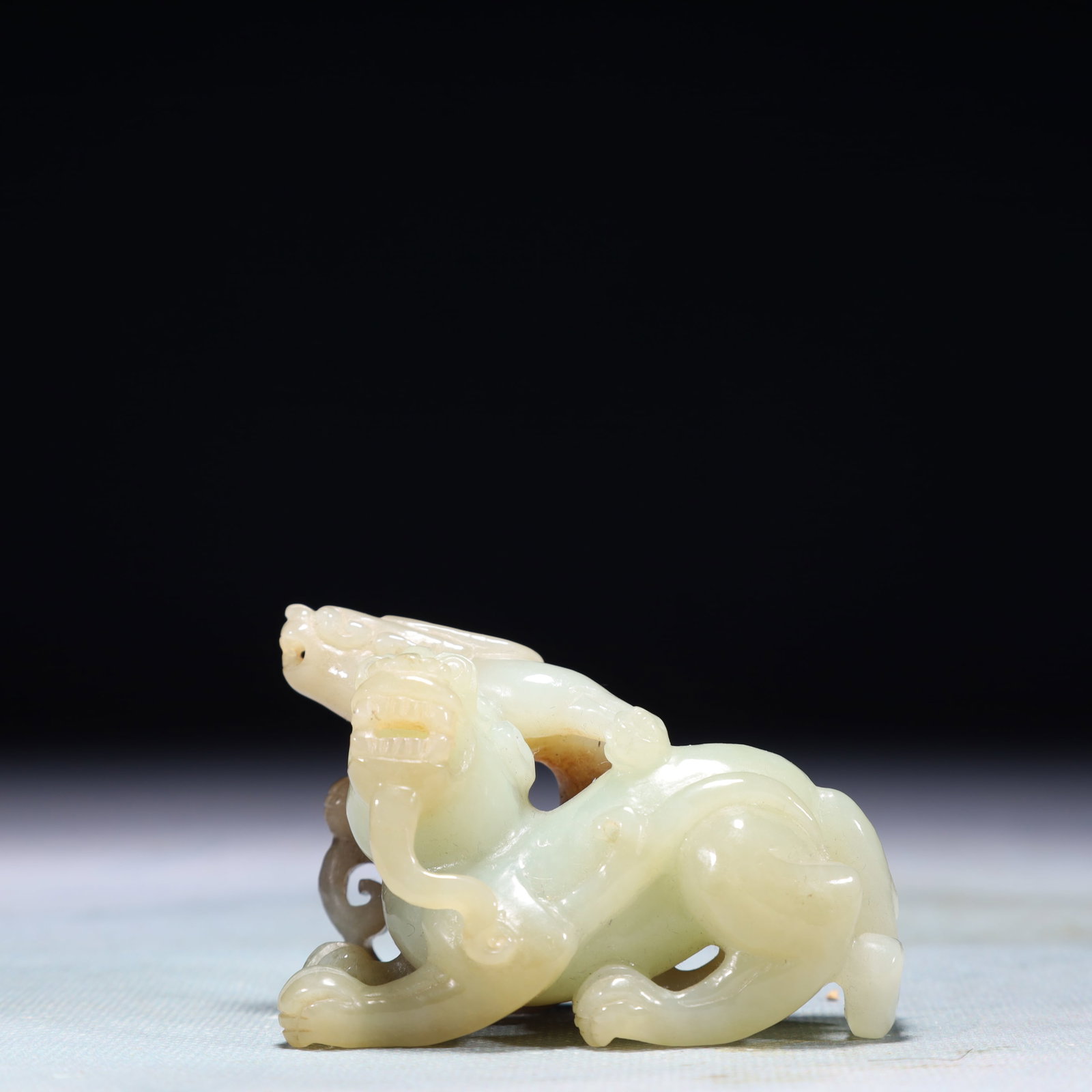 An Exquisite White Jade Beast Ornament: An Exquisite White Jade Beast Ornament,Qing Dynasty,China,Size:2.8inx1.6inx2in,Weight:146.1g 白玉兽摆件,中国清代