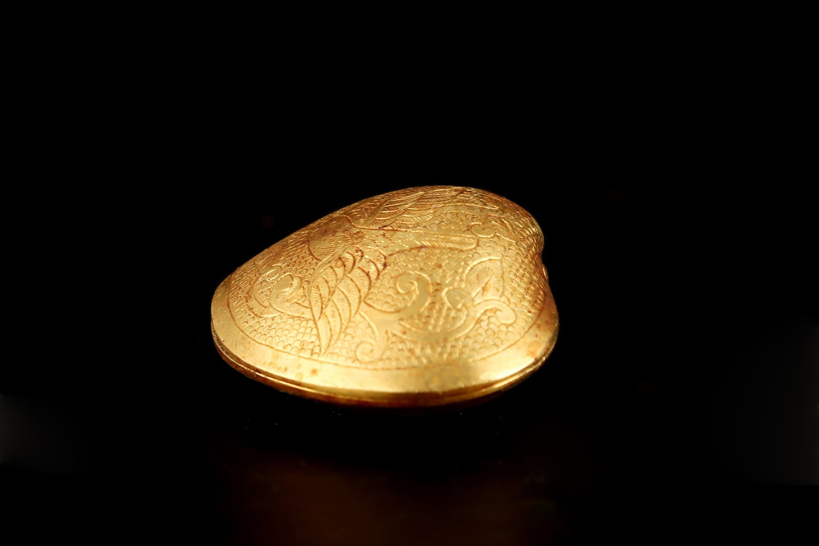 An Exquisite Gilt Bronze Flower and Bird Pattern Box with Cover: An Exquisite Gilt Bronze Flower and Bird Pattern Box with Cover,Tang Dynasty,China,Size:1.6in,Weight:28g