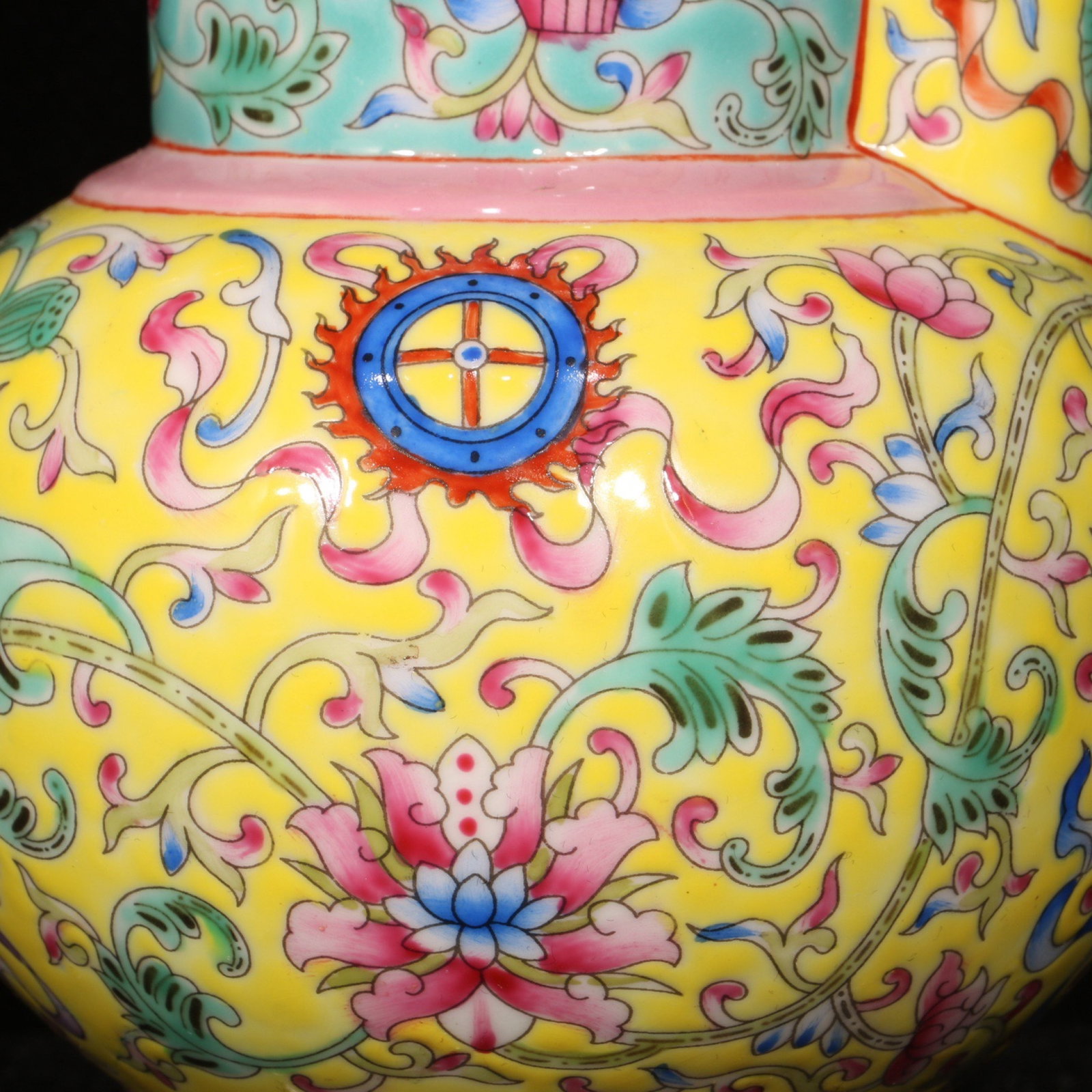 An Exquisite Enamel Lotus Pattern Pot - 6