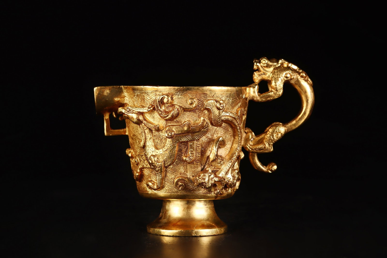 An Exquisite Gilt Bronze Chi-Dragon Pattern Cup: An Exquisite Gilt Bronze Chi-Dragon Pattern Cup,the Warring States period in China,Size:3.9inx4.7in,Weight:575g 铜鎏金螭龙纹杯子,中国战