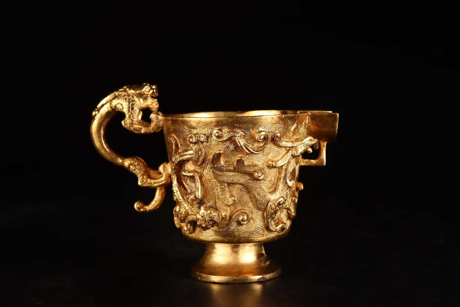 An Exquisite Gilt Bronze Chi-Dragon Pattern Cup - 3