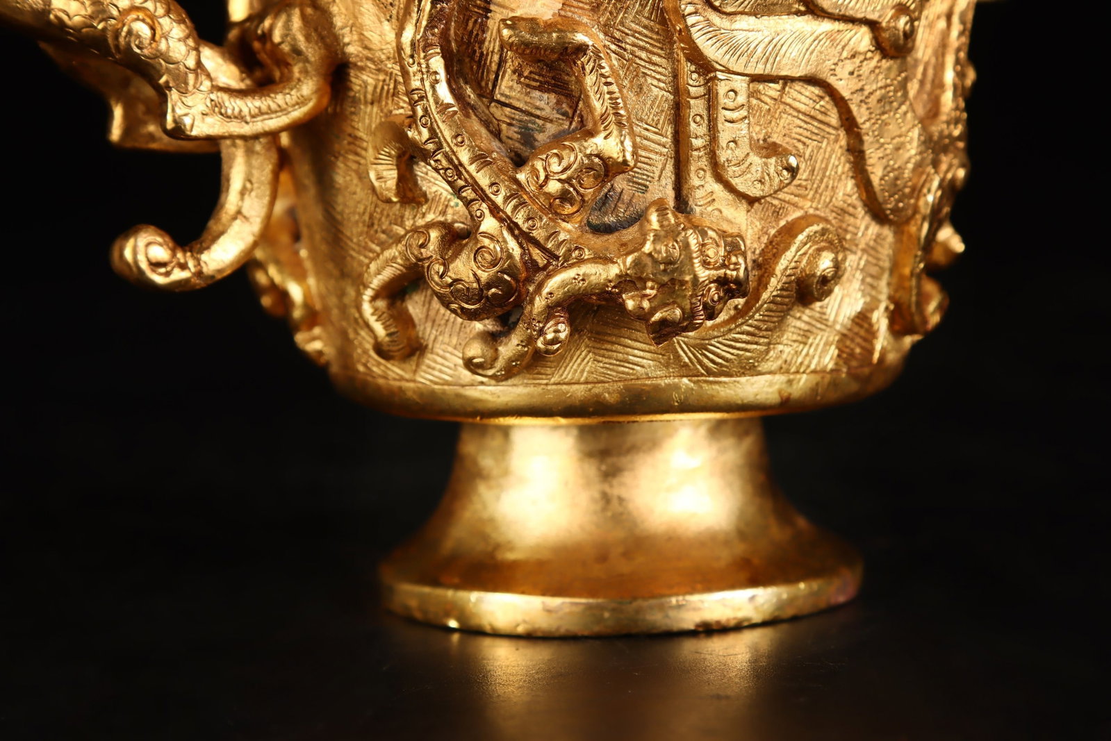 An Exquisite Gilt Bronze Chi-Dragon Pattern Cup - 6