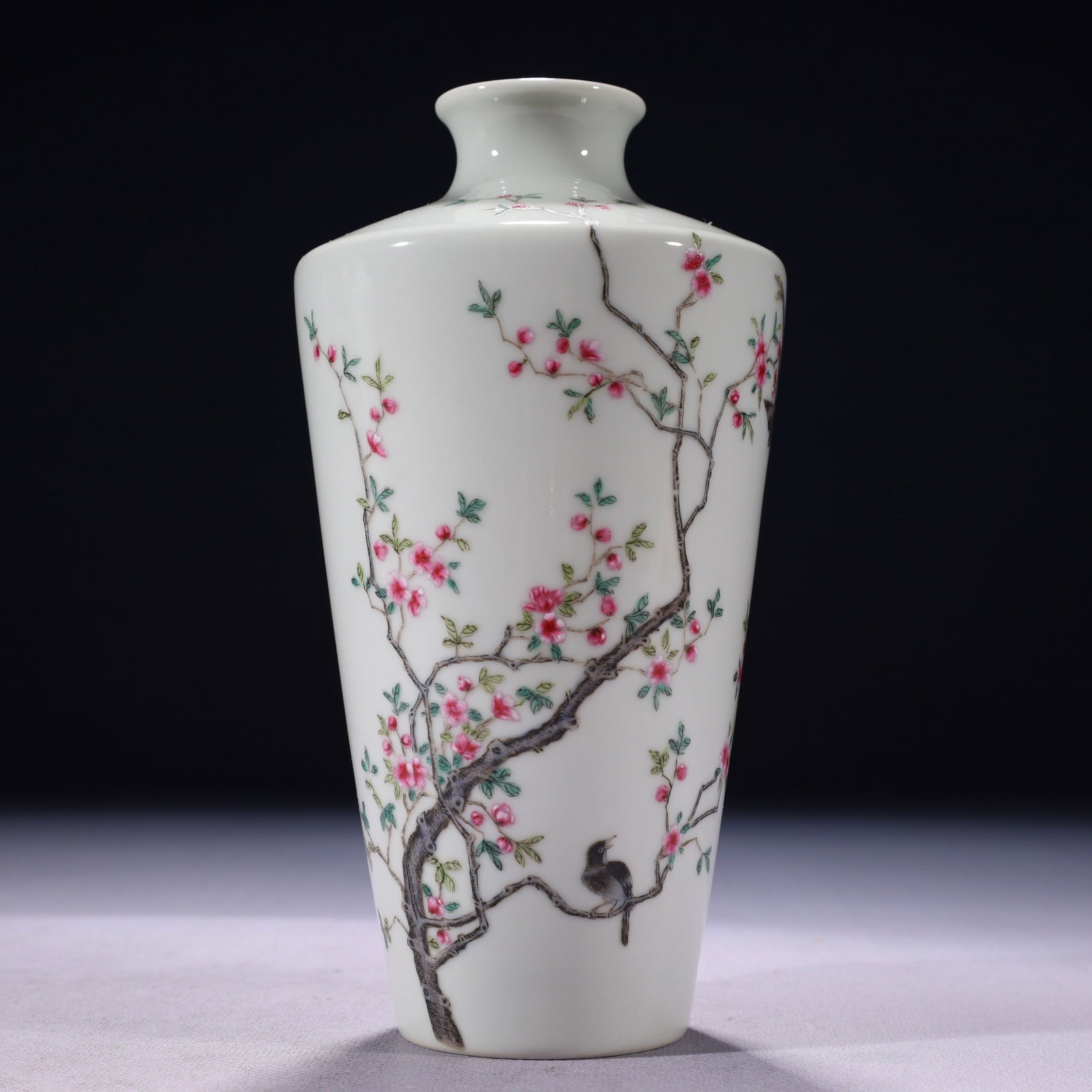 An Exquisite Famille-Rose Flower and Bird Pattern Vase: An Exquisite Famille-Rose Flower and Bird Pattern Vase,Qing Dynasty,China,Yongzheng Six-character Mark,Size:3.5inx7.5in,Weight:850g