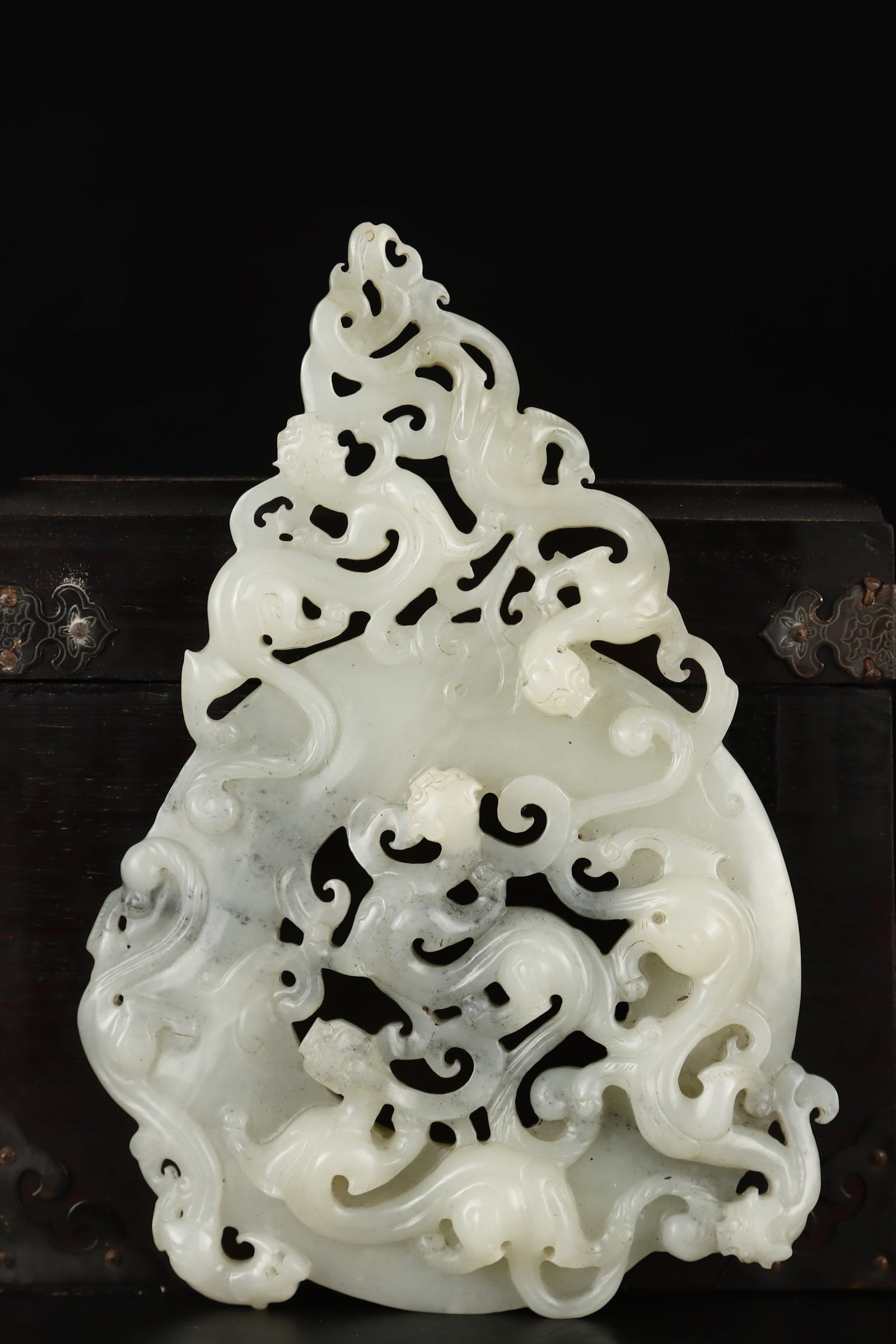 An Exquisite White Jade Chi-Dragon Pattern Ornament (1 of 9)