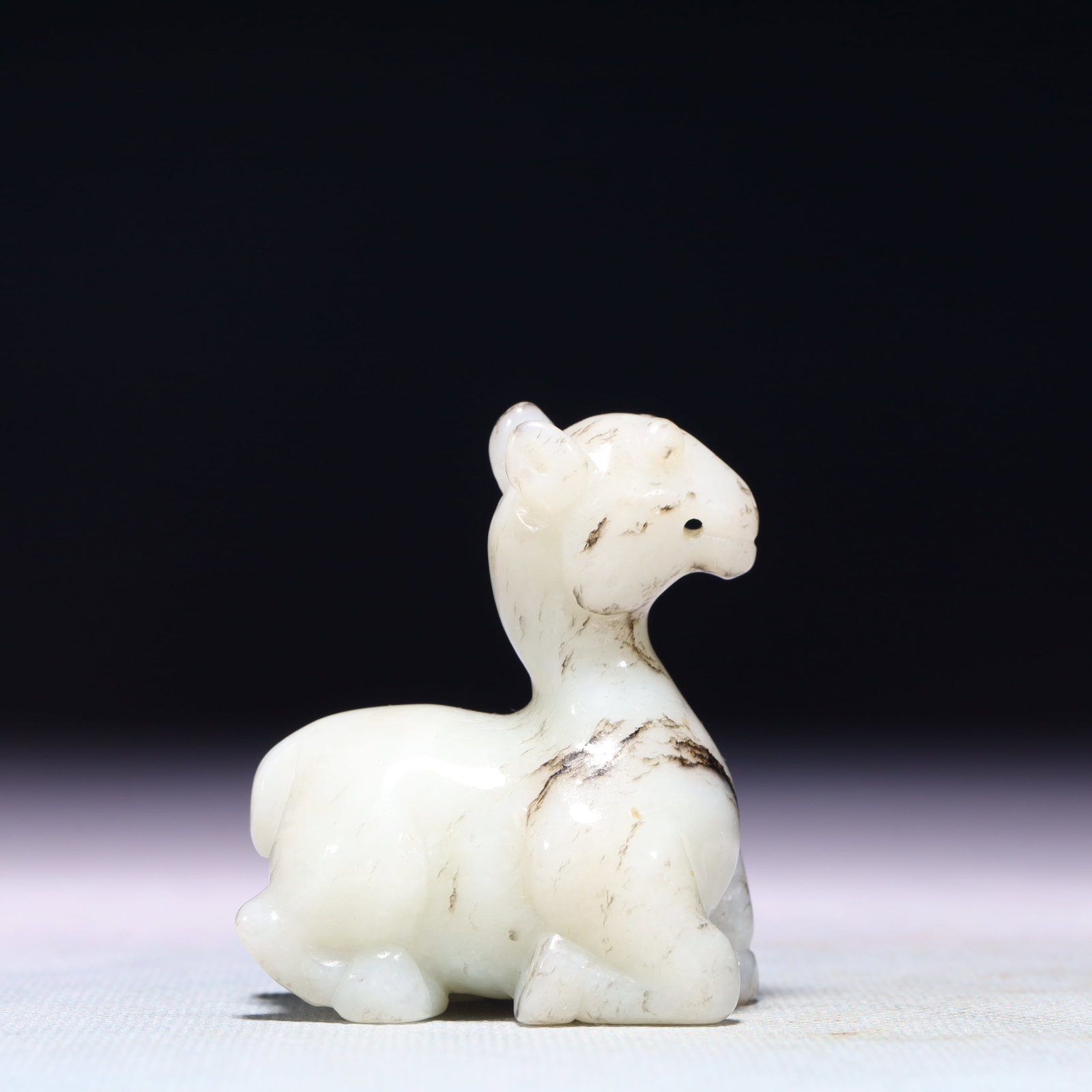 An Exquisite White Jade Beast Ornament: An Exquisite White Jade Beast Ornament,Qing Dynasty,China,Size:2inx1.2inx2.2in,Weight:105.9g 白玉兽摆件,中国清代