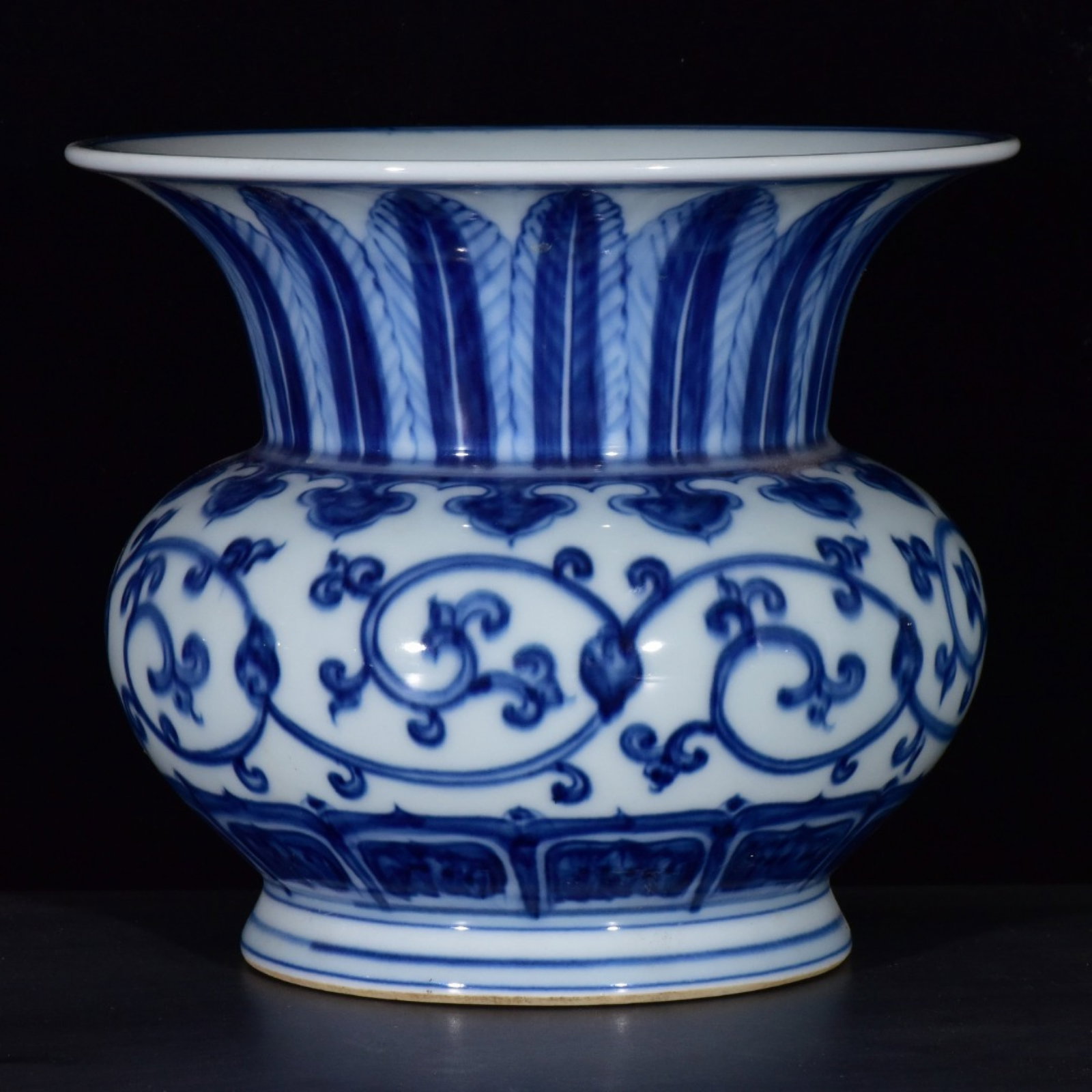 An Exquisite Blue and White Lotus Pattern Vase: An Exquisite Blue and White Lotus Pattern Vase,Ming Dynasty,China,Xuande Six-character Mark,Size:6.3inx6.7in ???????,????,?????