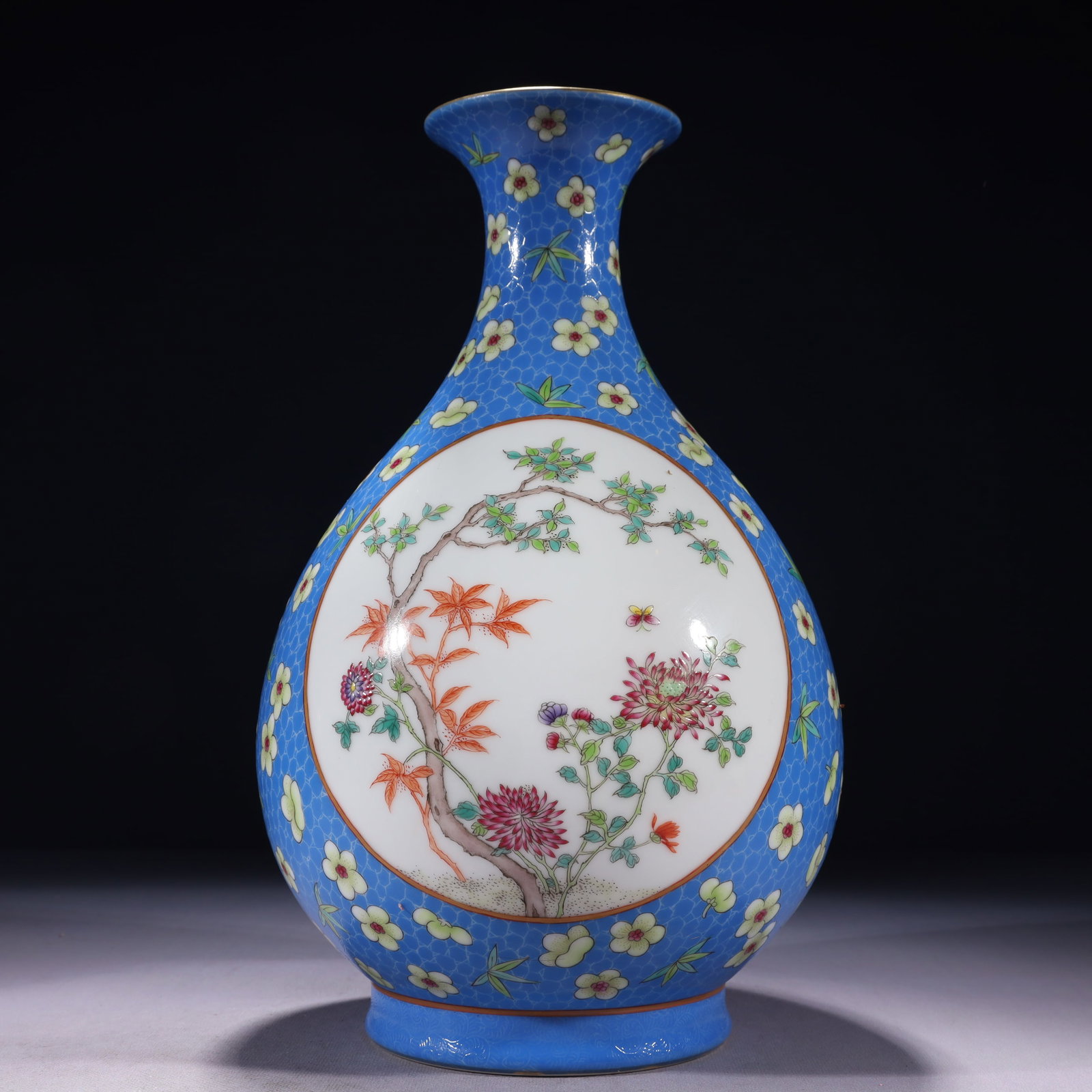 An Exquisite Blue Ground Famille-Rose Painted Gold Flower Pattern Vase: An Exquisite Blue Ground Famille-Rose Painted Gold Flower Pattern Vase,Qing Dynasty,China,Qianlong Six-character Mark,Size:7.5inx13.8in,Weight:2400g 蓝地粉彩描金