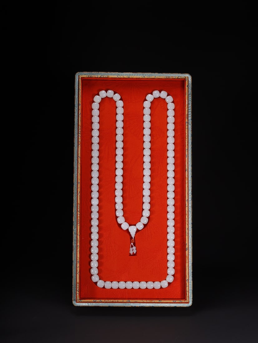 An Exquisite White Jade Necklace (1 of 10)