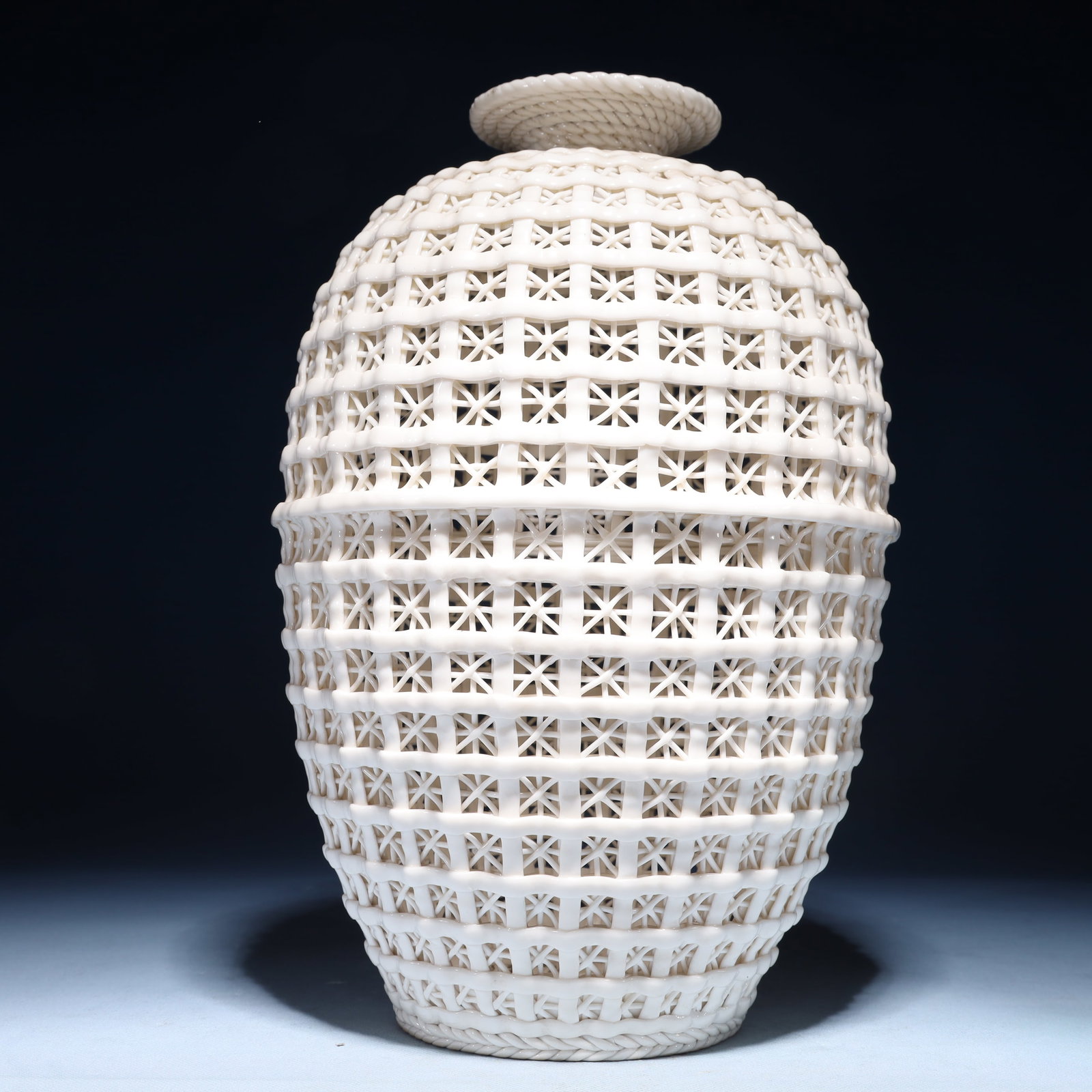An Exquisite Blance-De-Chine Vase: An Exquisite Blance-De-Chine Vase Blance-De-Chine Vase,Ming Dynasty,China,Size:7.9inx12.6in,Weight:1550g 德化瓷瓶,中国明代