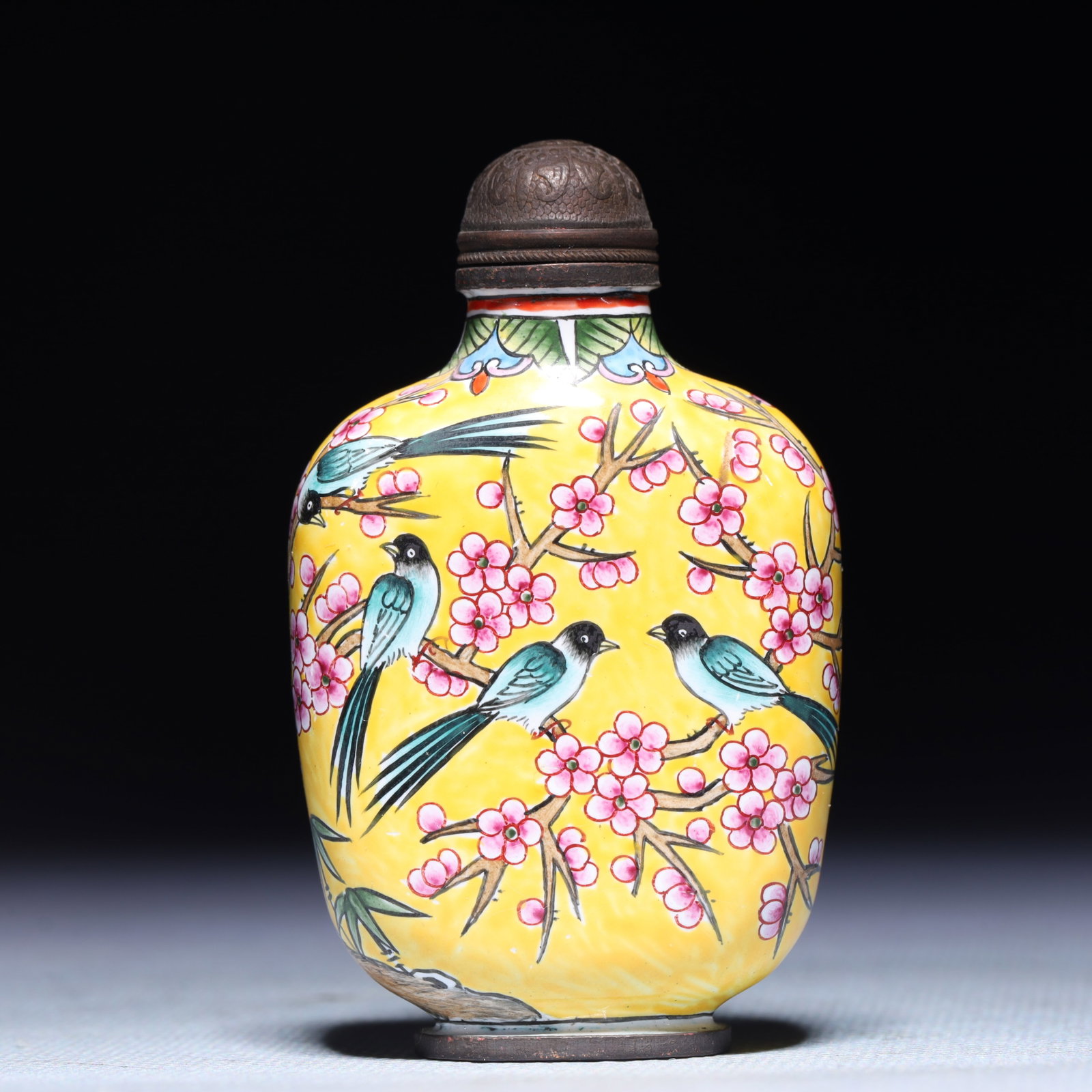 An Exquisite Painted Enamel Flower and Bird Pattern Snuff Bottle: An Exquisite Painted Enamel Flower and Bird Pattern Snuff Bottle,Qing Dynasty,China,Qianlong Four-character Mark,Size:1.6inx0.8inx2.8in,Weight:64.4g 画珐琅花鸟纹
