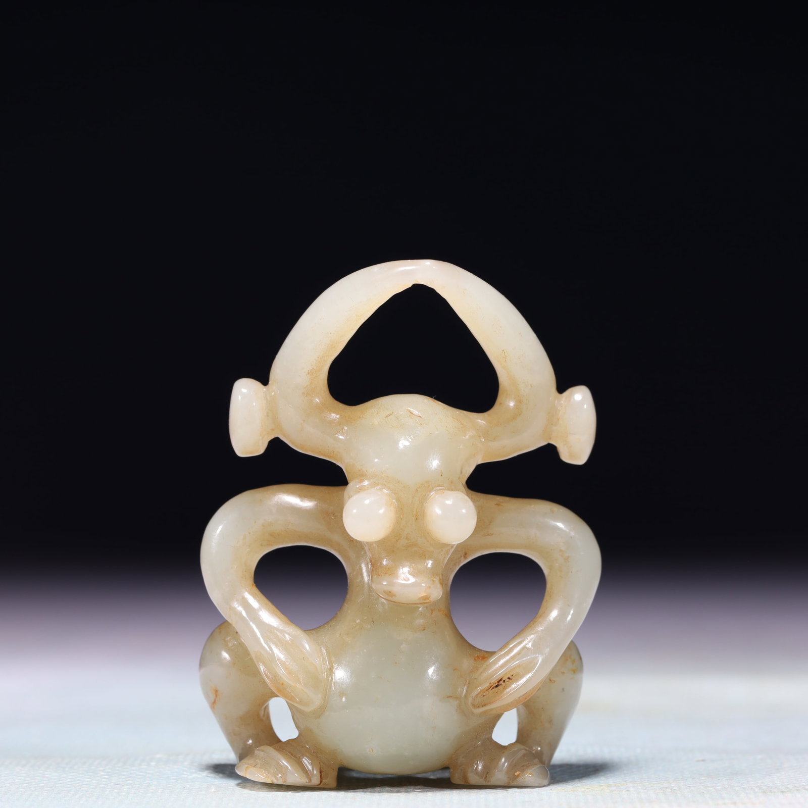 An Exquisite White Jade Beast Ornament: An Exquisite White Jade Beast Ornament,Qing Dynasty,China,Size:2inx0.8inx2.8in,Weight:72.9g 白玉兽摆件,中国清代