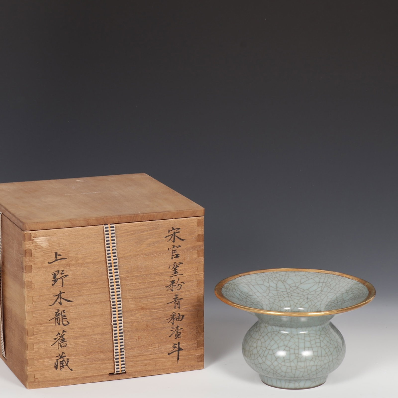 An Exquisite Guan yao Celadon Glazed Painted Gold Jar: An Exquisite Guan yao Celadon Glazed Painted Gold Jar,Song Dynasty,China,Size:3.9inx6.8in 官窑粉青釉描金罐,中国宋代