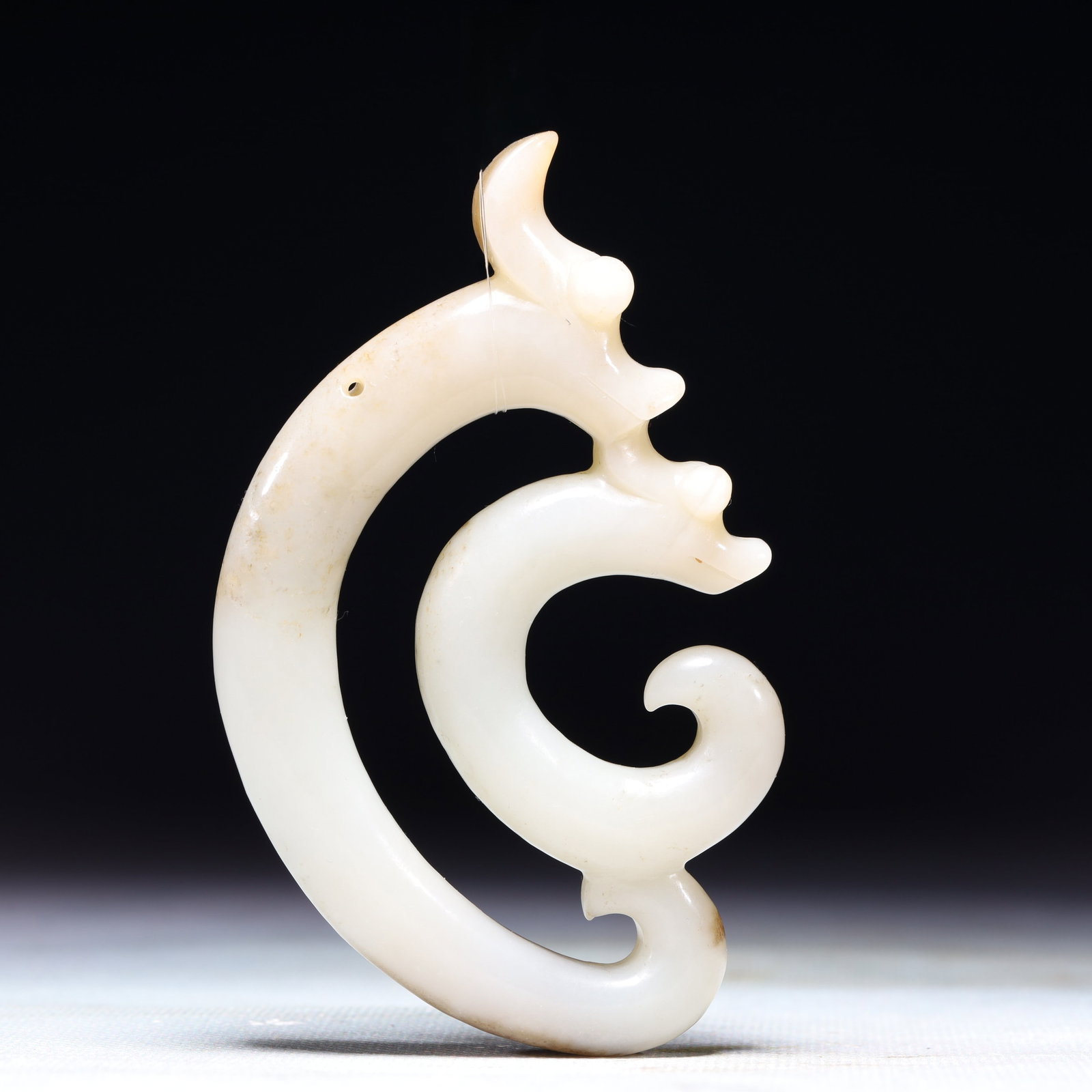 An Exquisite White Jade Dragon Pattern Pendant: An Exquisite White Jade Dragon Pattern Pendant,Qing Dynasty,China,Size:2.4inx3.9in,Weight:87.4g 白玉龙纹佩,中国清代