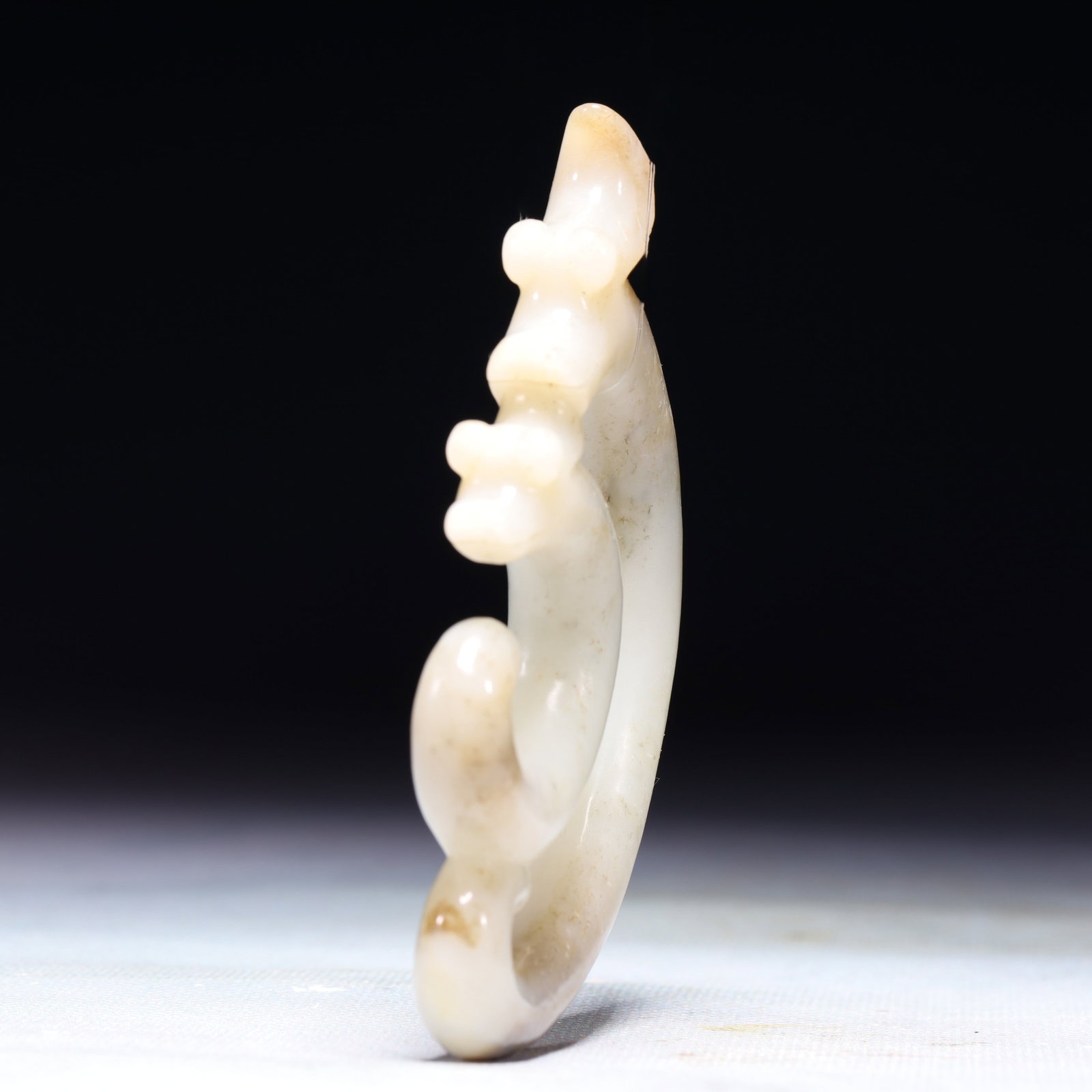 An Exquisite White Jade Dragon Pattern Pendant - 3