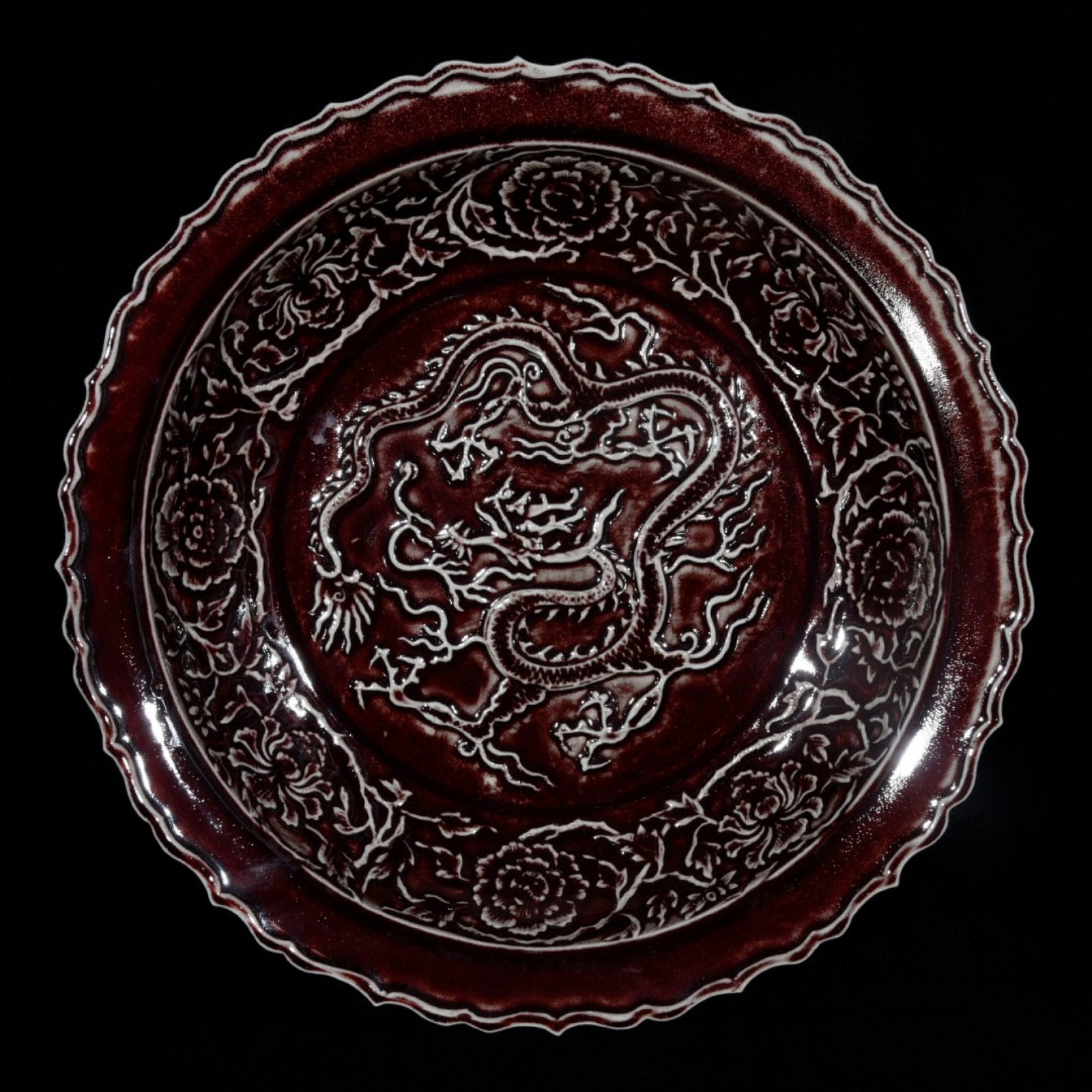 An Exquisite Ji Red Glazed Lotus and Dragon Pattern Plate: An Exquisite Ji Red Glazed Lotus and Dragon Pattern Plate,Yuan Dynasty,China,Size:2.4inx13.4in