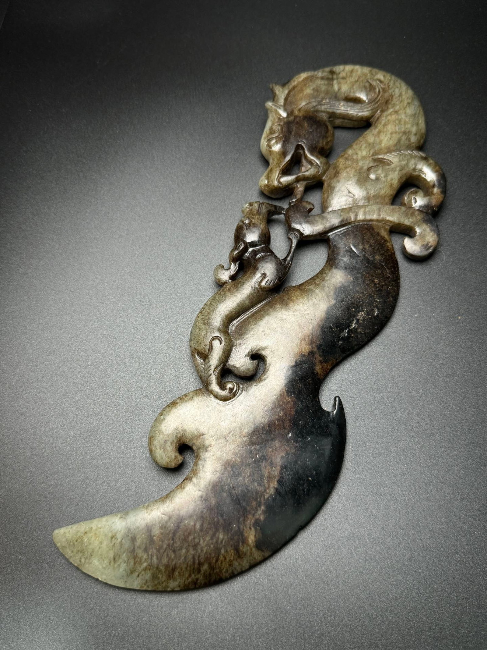 An Exquisite Archaic Jade Dragon Pattern Sword: An Exquisite Archaic Jade Dragon Pattern Sword,Ancient Time,China,Size:10.2inx4.1inx0.6in,Weight:422g 高古玉龙纹刀,中国远古时期