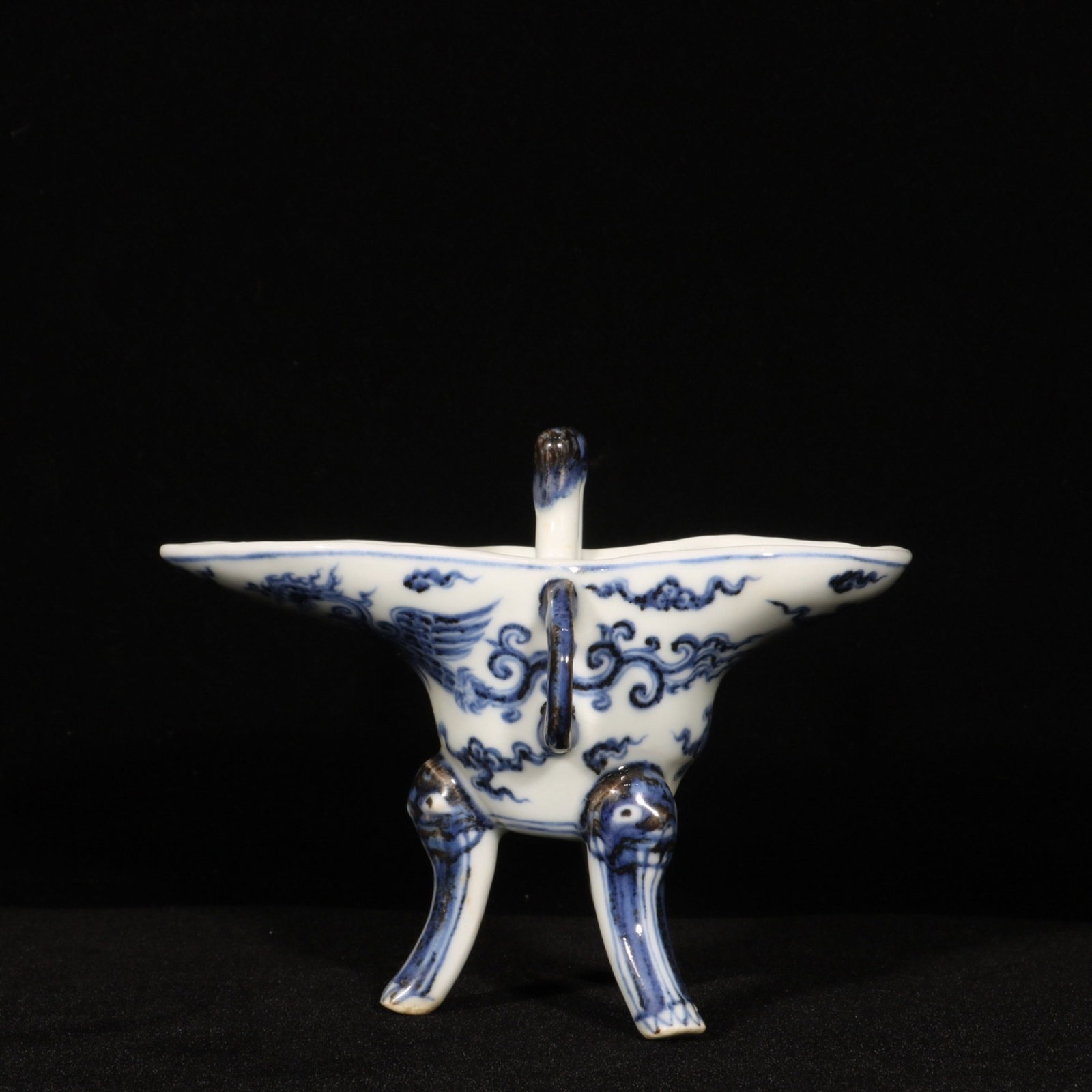An Exquisite Blue and White Auspicious Cloud and Phoenix Pattern Tripod Goblet: An Exquisite Blue and White Auspicious Cloud and Phoenix Pattern Tripod Goblet,Yuan Dynasty,China,Size:4.5inx5.5in