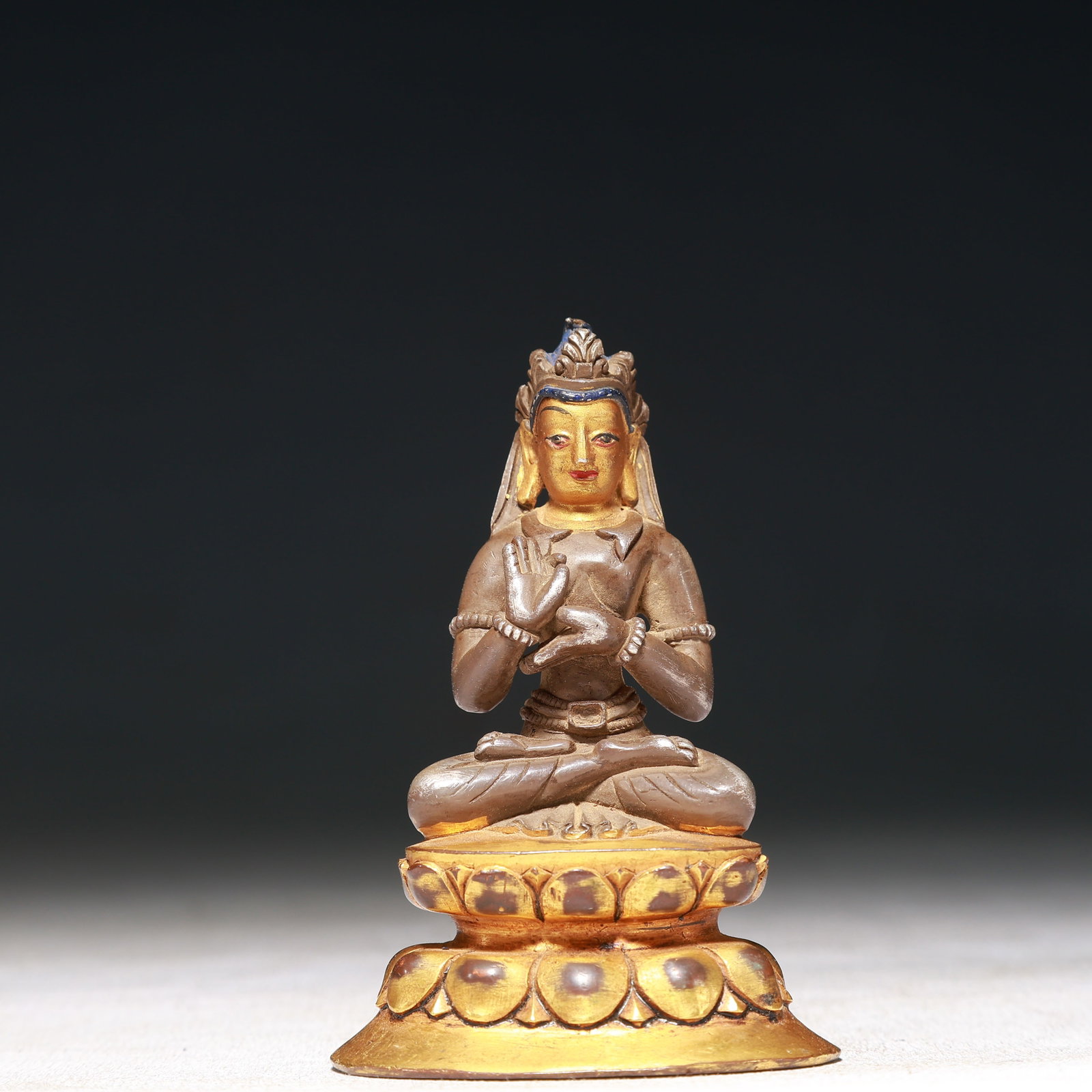 A Solemn Gilt Silver Buddha Statue: A Solemn Gilt Silver Buddha Statue,Qing Dynasty,China,Size:2inx1.6inx3.1in,Weight:150g 纯银鎏金佛像,中国清代