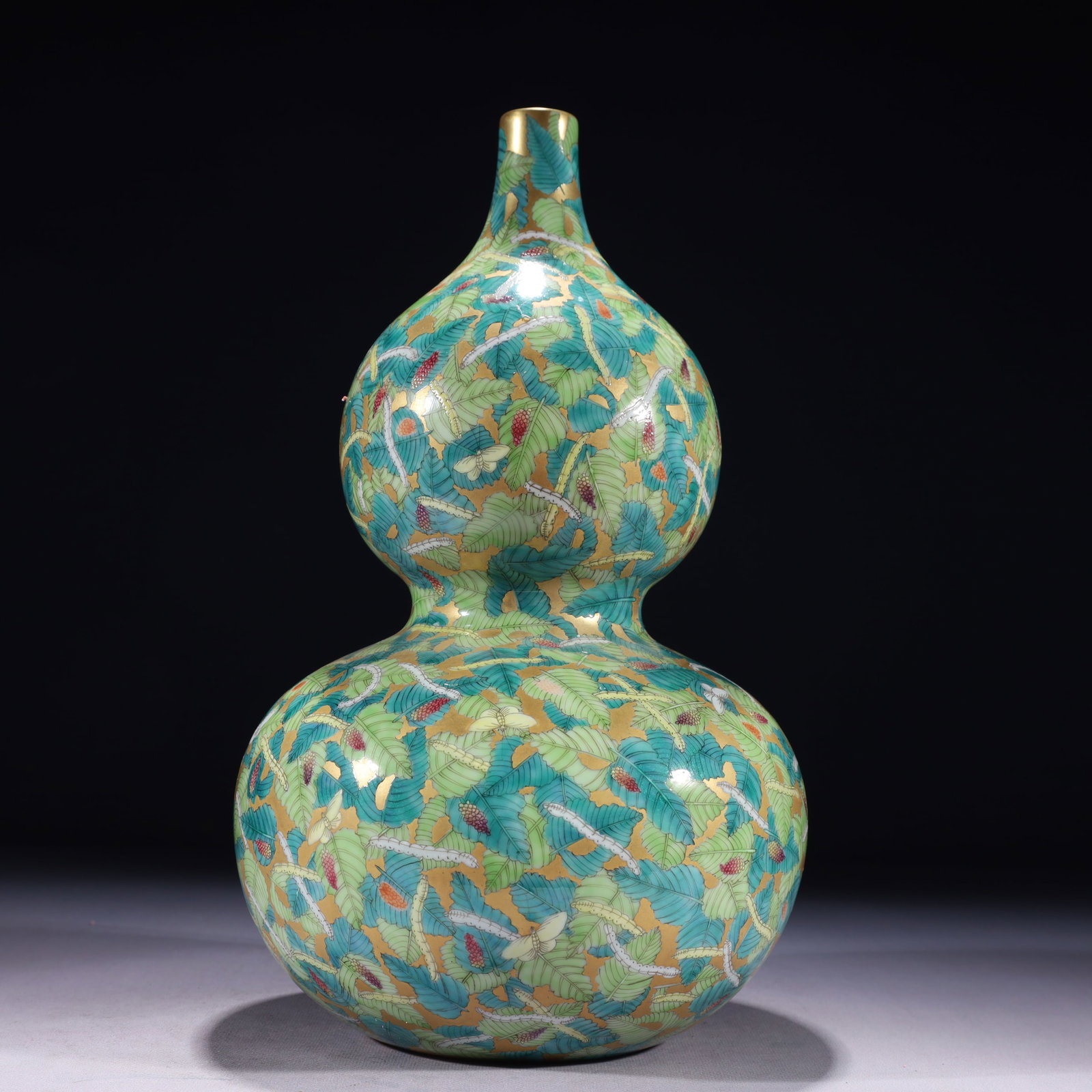 An Exquisite Famille-Rose Painted Gold ????? Gourd-Shaped Vase: An Exquisite Famille-Rose Painted Gold 树叶纹 Gourd-Shaped Vase,Qing Dynasty,China,Yongzheng Six-character Mark,Size:7.5inx13.8in,Weight:2800g 粉彩描金树