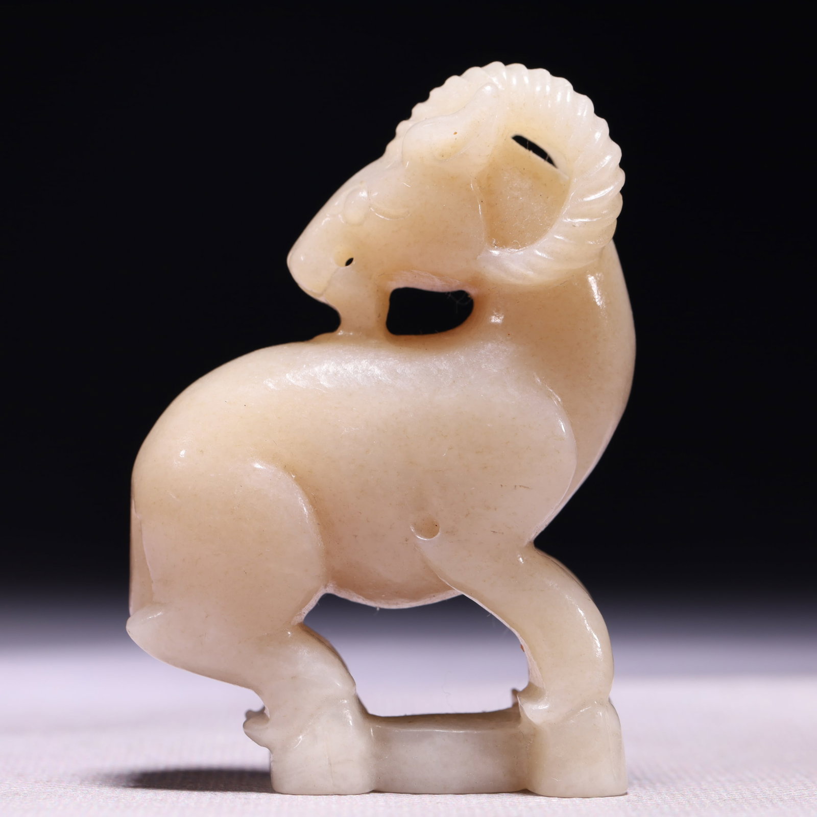A Rare White Jade Sheep Ornament: A Rare White Jade Sheep Ornament,Qing Dynasty,China,Size:1.8inx0.8inx2.8in,Weight:118g 白玉羊摆件,中国清代