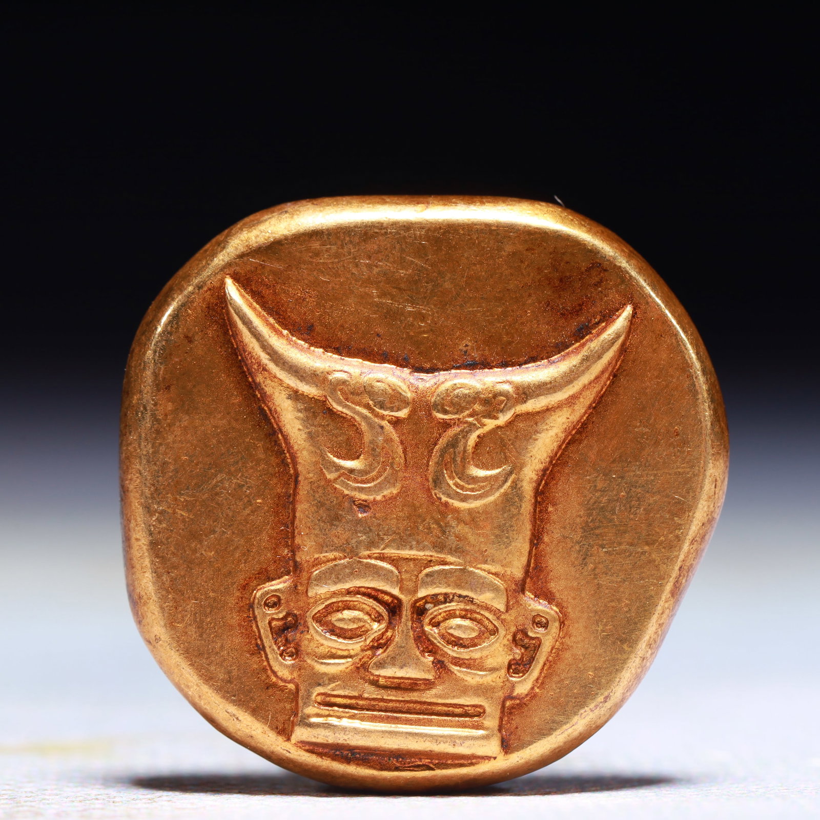 An Exquisite Gilt Bronze Cash Coin: An Exquisite Gilt Bronze Cash Coin,Shang Dynasty,China,Size:1.2in,Weight:29.6g 铜鎏金钱币,中国商代