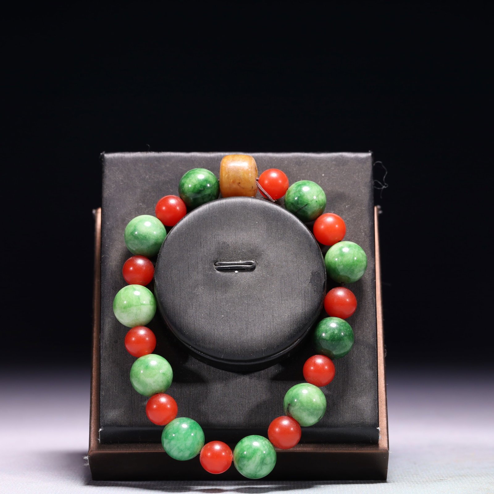 An Exquisite Jadeite Bracelet: An Exquisite Jadeite Bracelet,Qing Dynasty,China,Size:3.1in,Weight:45.1g 翡翠手串,中国清代