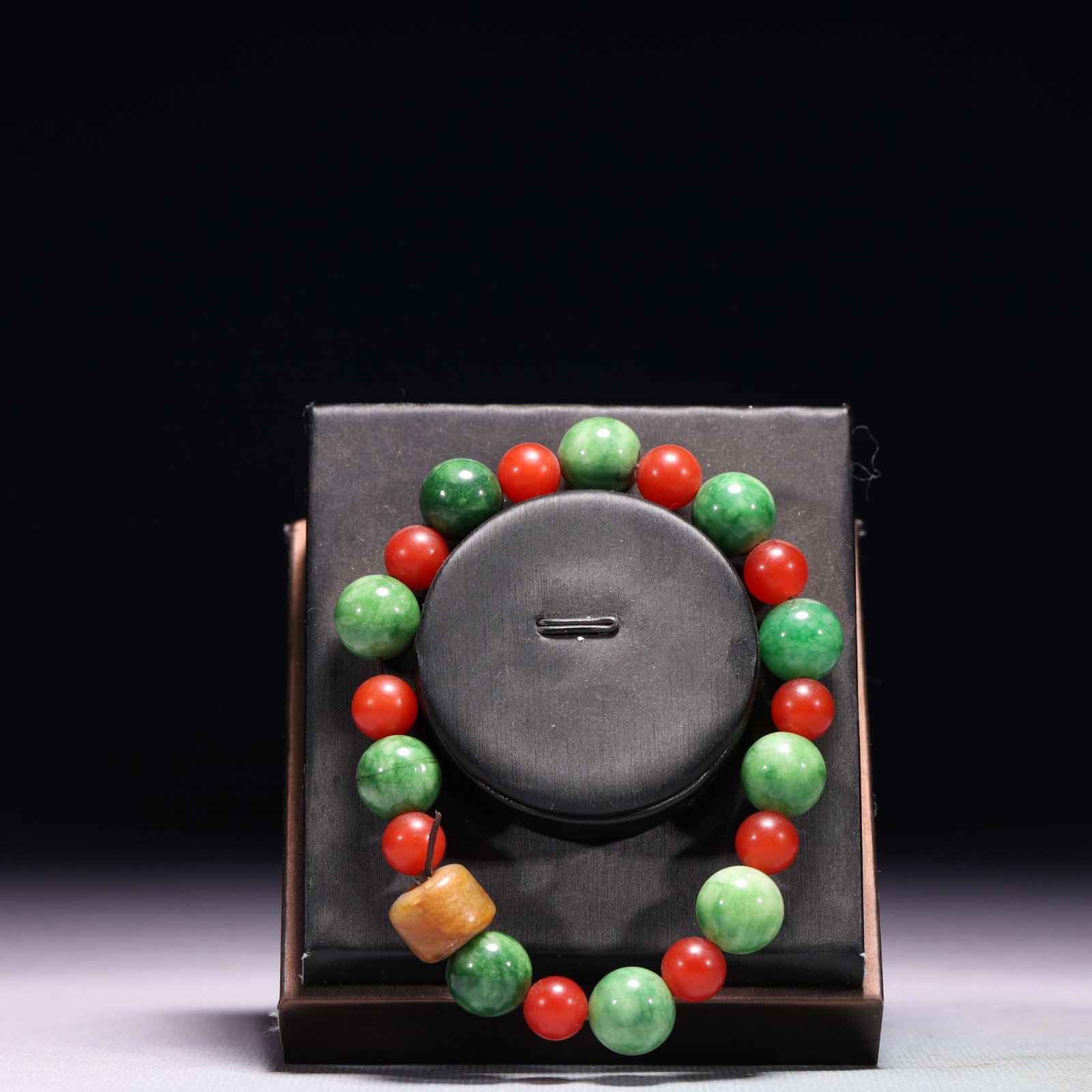 An Exquisite Jadeite Bracelet - 3