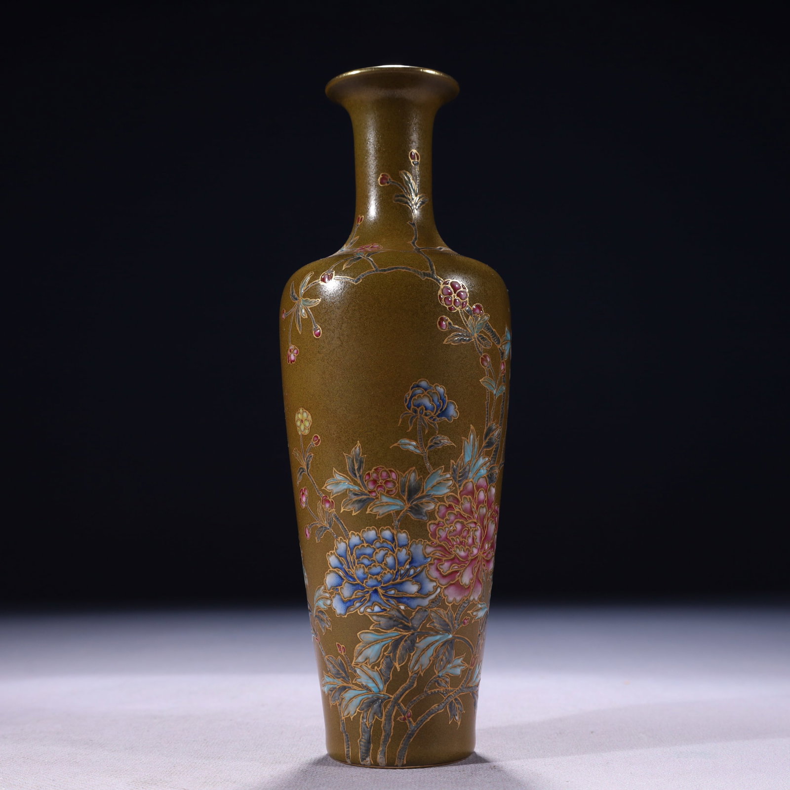 An Exquisite Teadust Glazed Famille-Rose Painted Gold Flower Pattern Vase: An Exquisite Teadust Glazed Famille-Rose Painted Gold Flower Pattern Vase,Qing Dynasty,China,Qianlong Four-character Mark,Size:2.8inx8.3in,Weight:650g 茶叶末釉粉彩&