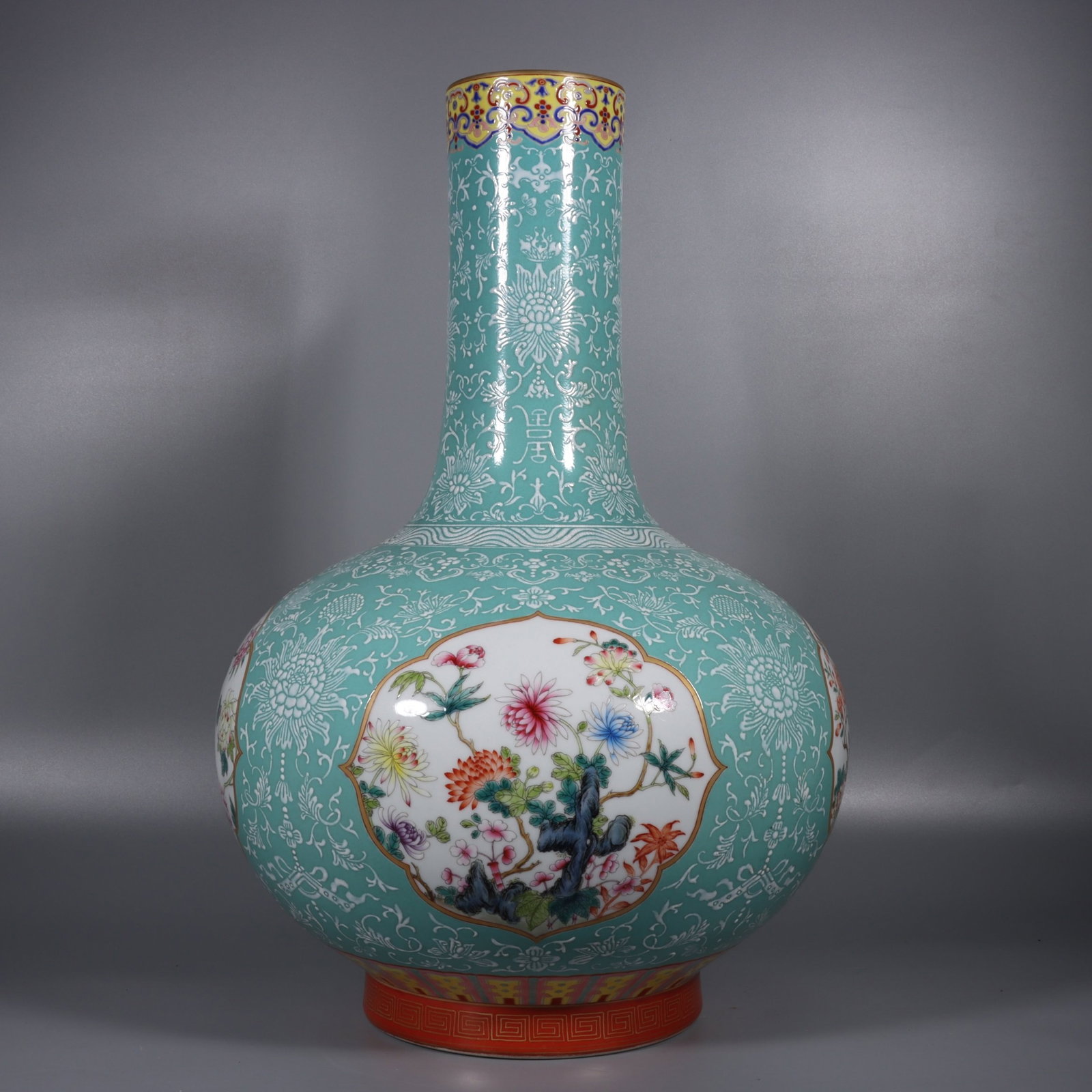 A Huge Green Ground Famille-Rose Painted Gold Flower Pattern Vase: A Huge Green Ground Famille-Rose Painted Gold Flower Pattern Vase,Qing Dynasty,China,Qianlong Six-character Mark,Size:22.8inx8.3in ??????????,????,?????