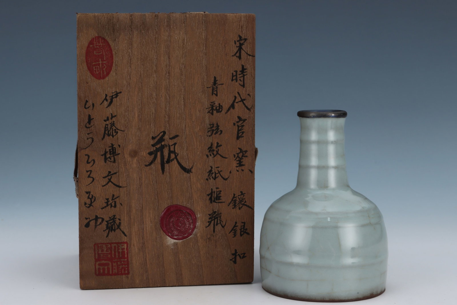 An Exquisite Guan yao Celadon Glazed Vase,with an Imperial Poem by Emperor Qianlong: An Exquisite Guan yao Celadon Glazed Vase,with an Imperial Poem by Emperor Qianlong,Song Dynasty,China,Size:5inx3.7in 官窑青釉瓶,带乾隆御题&