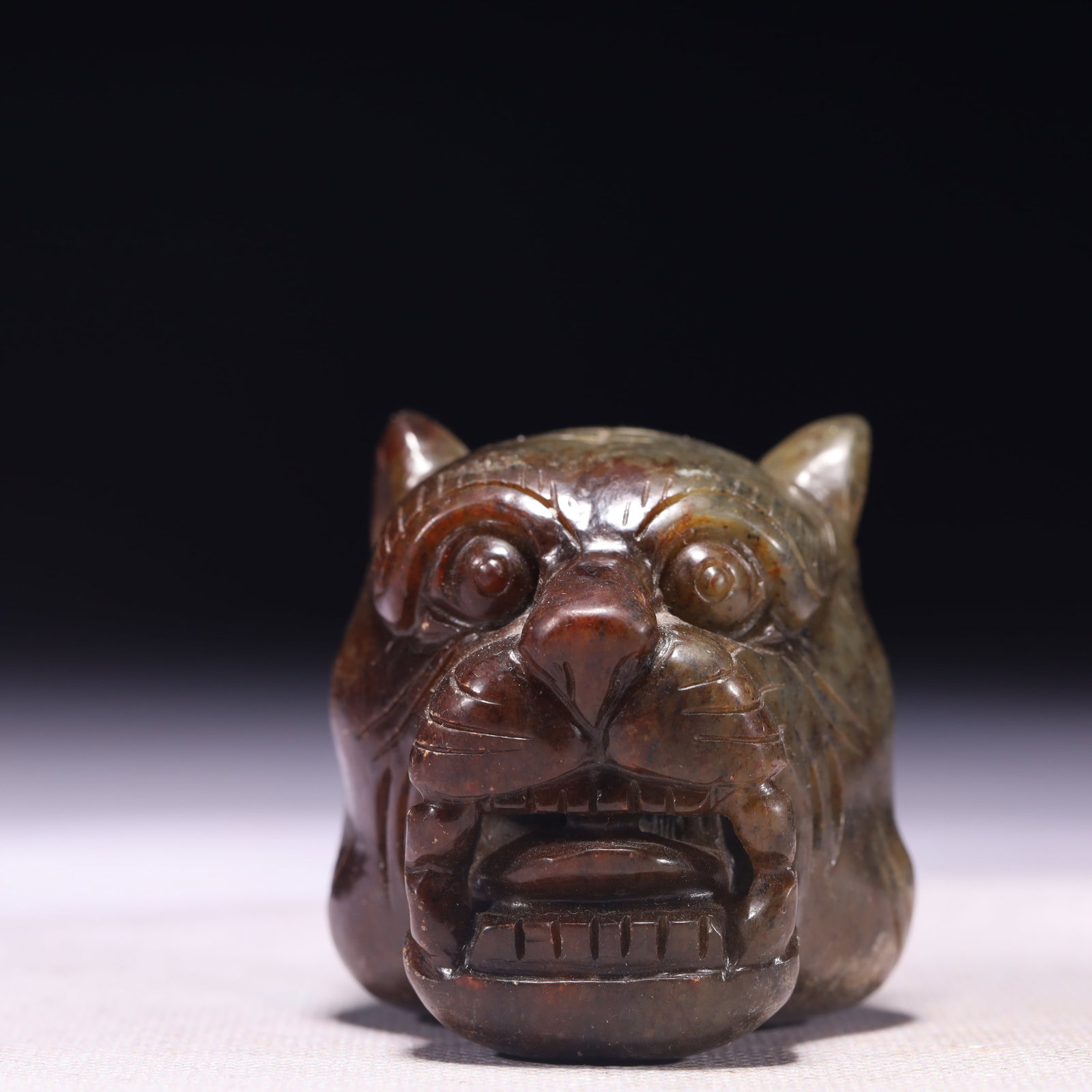 An Exquisite Archaic Jade Tiger Head Ornament: An Exquisite Archaic Jade Tiger Head Ornament,Ancient Time,China,Size:1.8inx2.2inx2in,Weight:272g 高古玉虎头摆件,中国远古时ć
