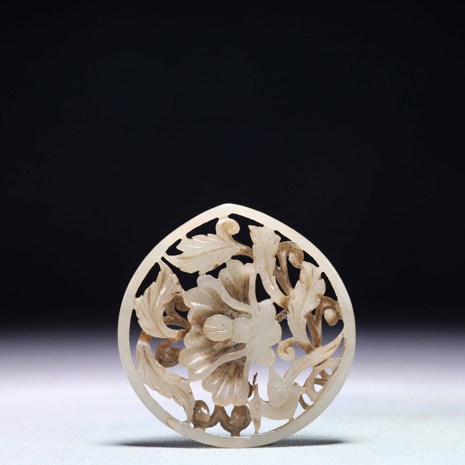 An Exquisite White Jade Flower Pattern Pendant: An Exquisite White Jade Flower Pattern Pendant,Qing Dynasty,China,Size:2.2inx2.2in,Weight:21g ??????,????