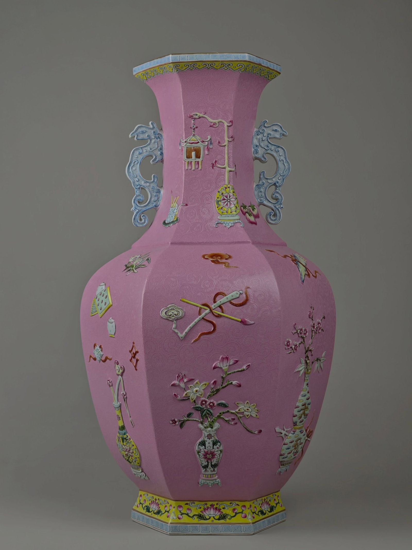 A Huge Pink Ground Famille-Rose Painted Gold Flower Pattern Double-Ears Vase: A Huge Pink Ground Famille-Rose Painted Gold Flower Pattern Double-Ears Vase,Qing Dynasty,China,Qianlong Four-character Mark,Size:18.9inx11in 粉地粉彩描金花&#