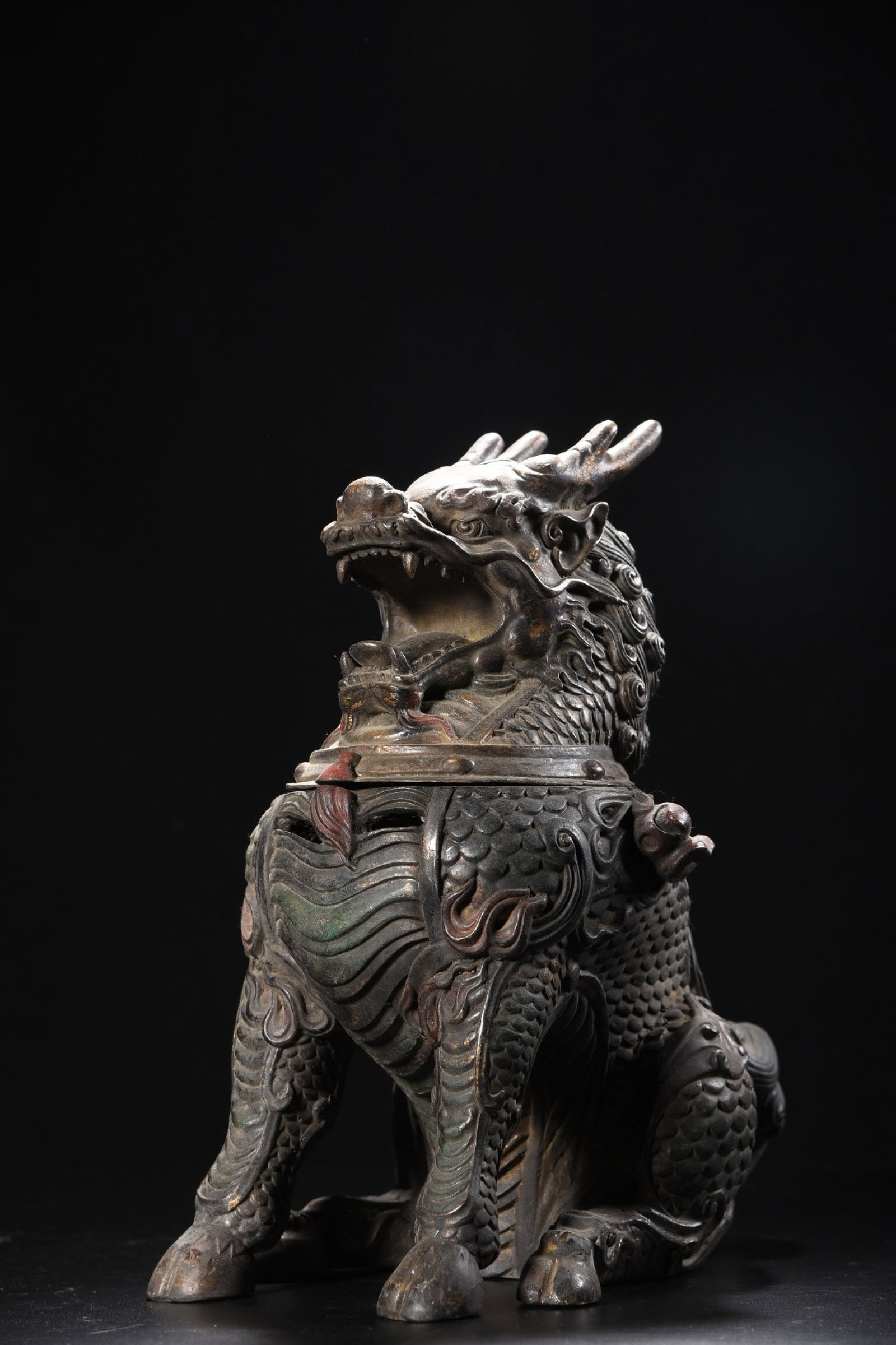 An Exquisite Bronze Painted Color Kylin Censer: An Exquisite Bronze Painted Color Kylin Censer,Ming Dynasty,China,Xuande Six-character Mark,Size:11.8inx6.3inx10.2in,Weight:4595g 铜彩绘麒麟香炉,中Þ