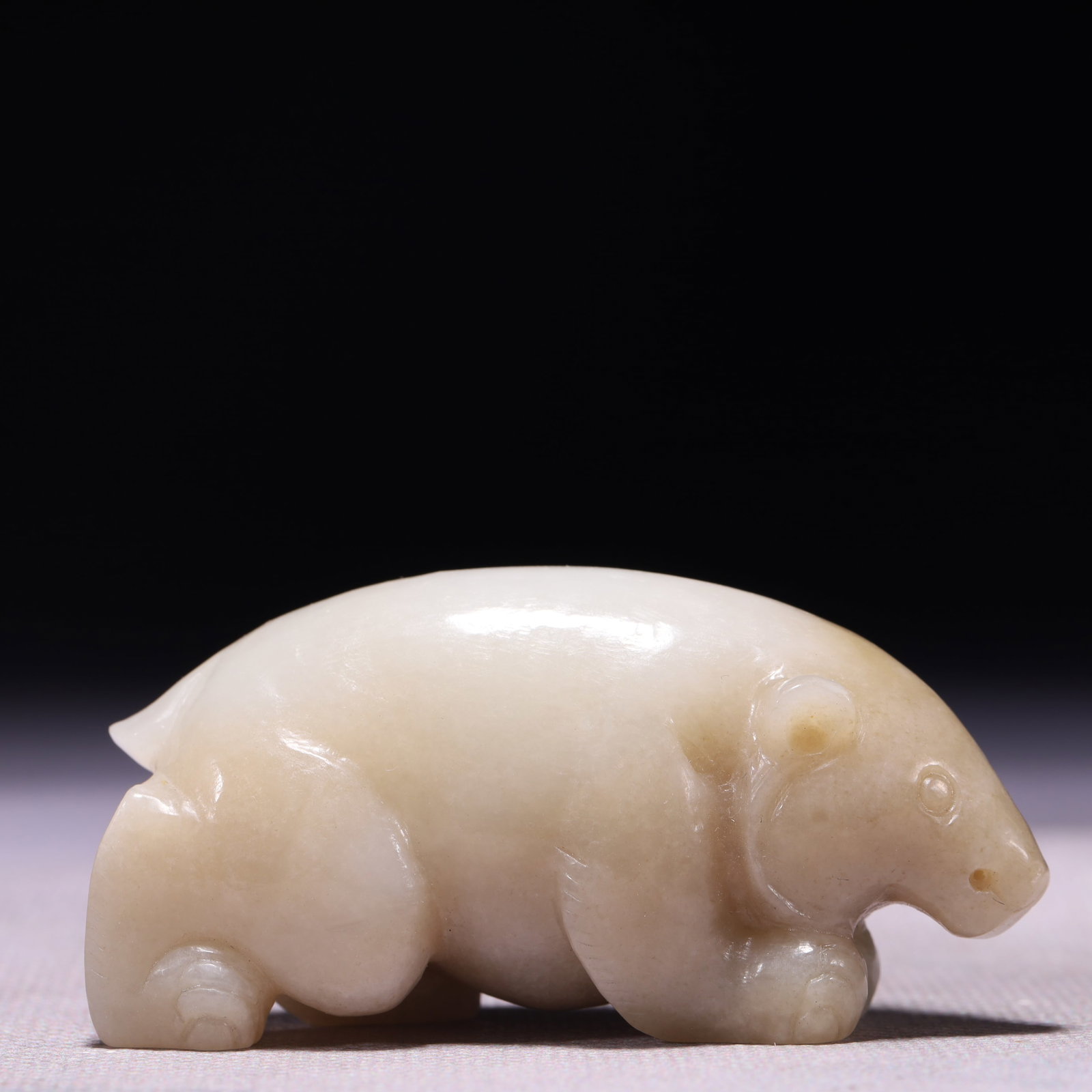 A Rare White Jade Bear Ornament: A Rare White Jade Bear Ornament,Qing Dynasty,China,Size:2.6inx0.8inx1.2in,Weight:87g ?????,????