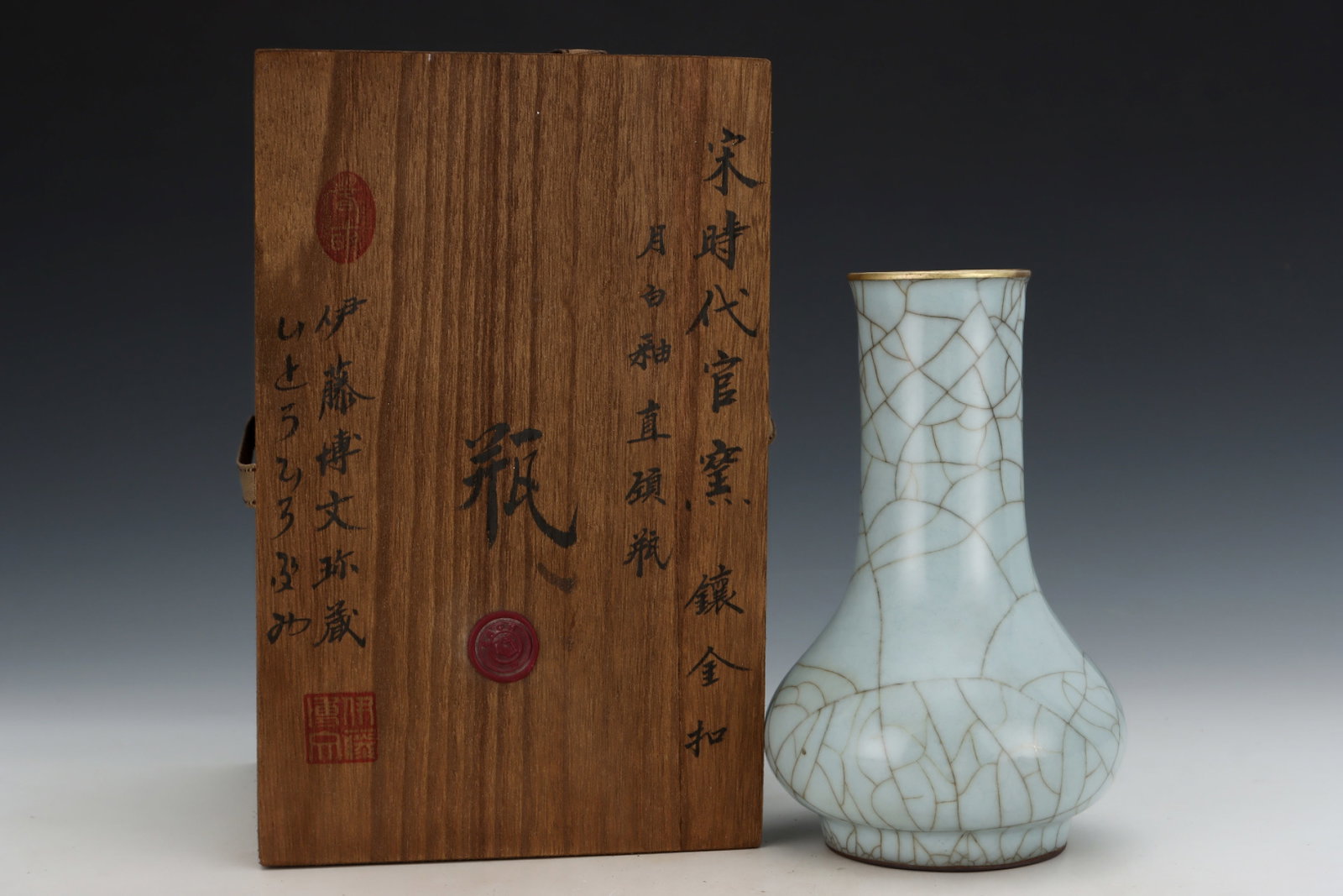An Exquisite Guan yao Celadon Glazed Painted Gold Vase,with an Imperial Poem by Emperor Qianlong: An Exquisite Guan yao Celadon Glazed Painted Gold Vase,with an Imperial Poem by Emperor Qianlong,Song Dynasty,China,Size:8inx4.9in 官窑青釉描金瓶,带