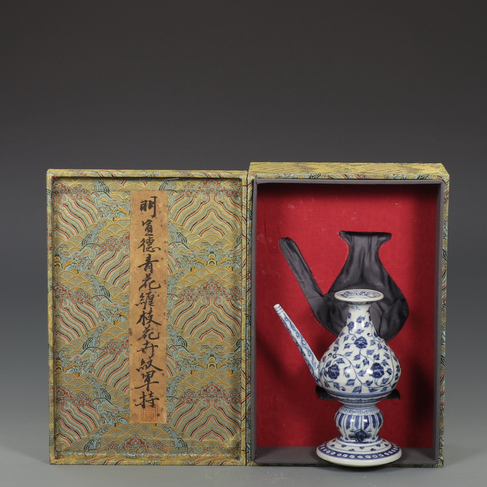 An Exquisite Blue and White Lotus Pattern Vase: An Exquisite Blue and White Lotus Pattern Vase,Ming Dynasty,China,Xuande Six-character Mark,Size:8.2inx3.9in ???????,????,?????