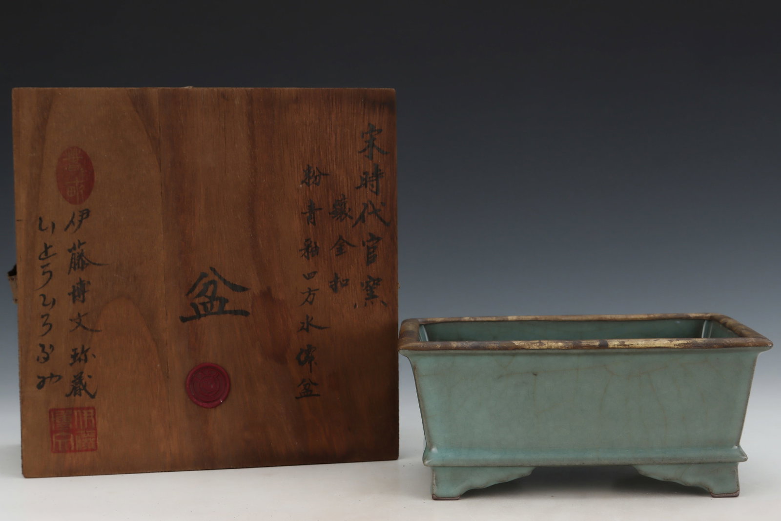 An Exquisite Guan yao Celadon Glazed Painted Gold Basin: An Exquisite Guan yao Celadon Glazed Painted Gold Basin,Song Dynasty,China,Size:3.3inx7.3in 官窑粉青釉描金盆,中国宋代