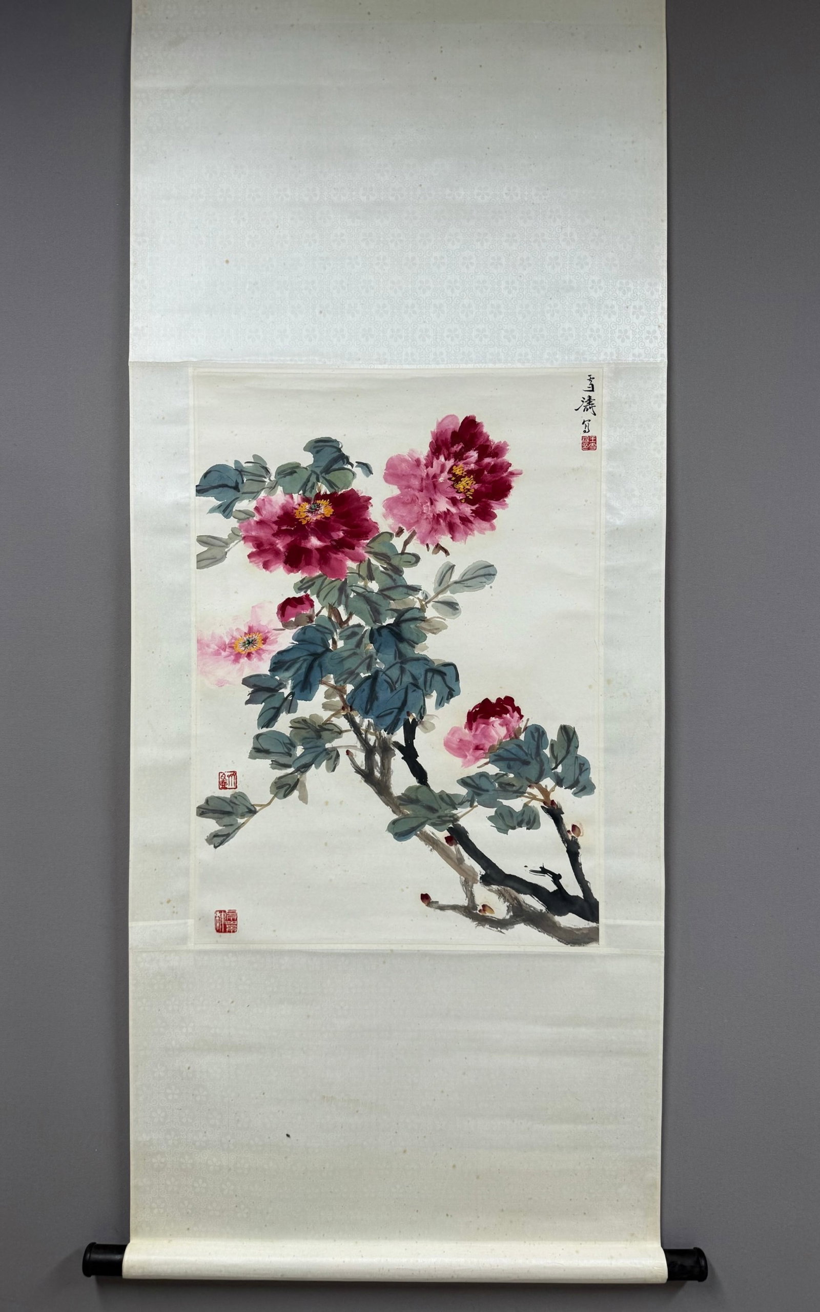 A Chinese Vertical Scroll Ink Painting of Flower on Paper: A Chinese Vertical Scroll Ink Painting of Flower on Paper,Wang Xuetao,Size:26.8inx18.9in 一幅中国水墨花卉画立轴,王雪૵
