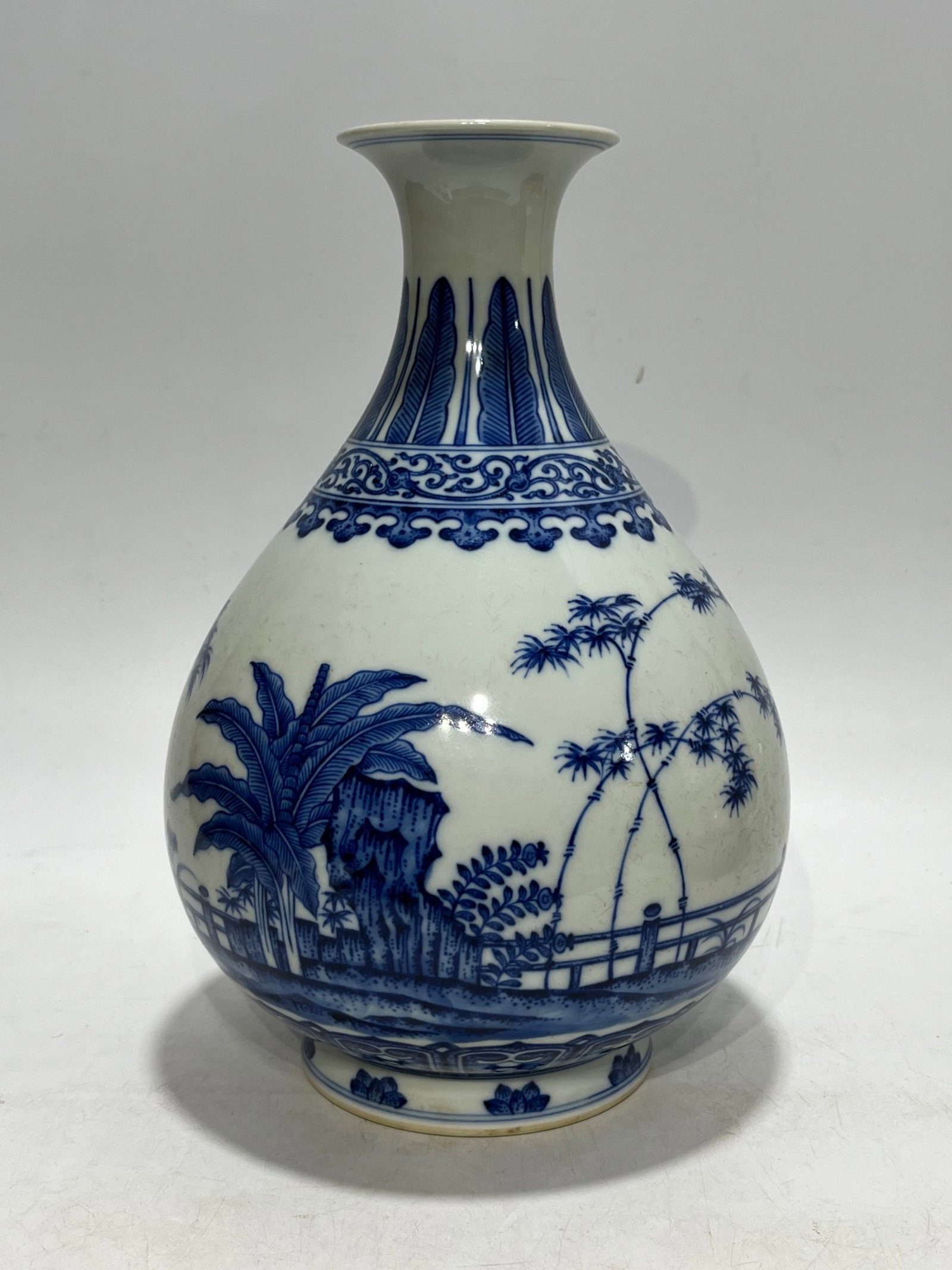 An Exquisite Blue and White Banana Leaf and Bamboo Pattern Vase: An Exquisite Blue and White Banana Leaf and Bamboo Pattern Vase,Qing Dynasty,China,Qianlong Six-character Mark,Size:11.7in