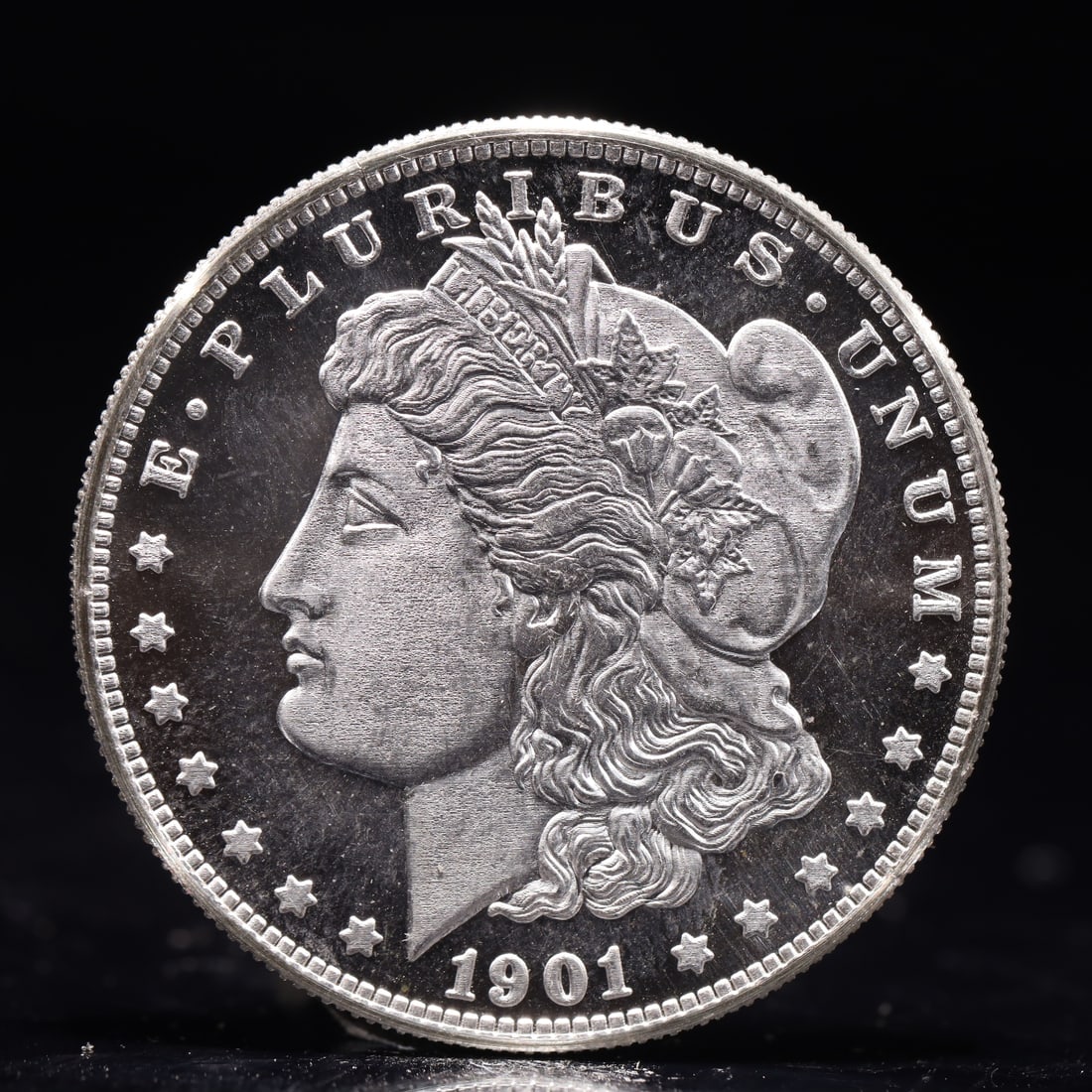 USA Morgan Dollar 1901 Coin: Obv: profile bust with date below and E PLURIBUS UNUM legend and stars around. Rev: eagle with In God we trust above within wreath with UNITED STATES OF AMERICA ONE DOLLAR legend. IN GOD WE TRUST / LI