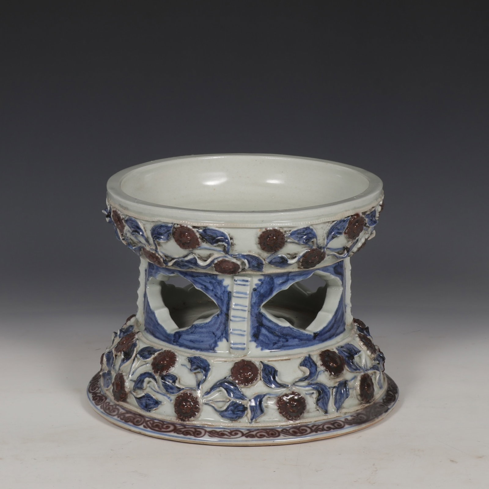 An Exquisite Blue and White Underglaze-Red Flower Pattern Ornament: An Exquisite Blue and White Underglaze-Red Flower Pattern Ornament,Yuan Dynasty,China,Size:6.9inx9.8in 青花釉里红花卉纹摆件,中国