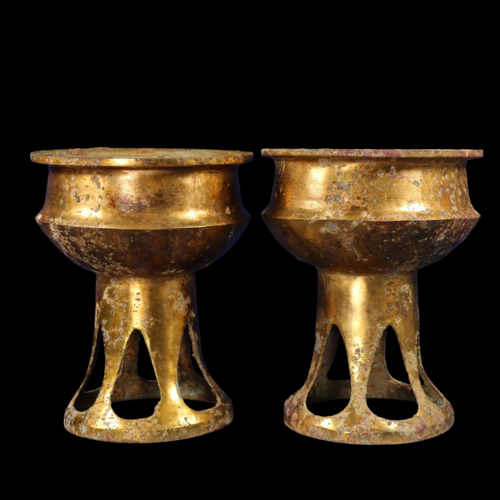 A Pair of Exquisite Gilt Bronze Stem Bowls: A Pair of Exquisite Gilt Bronze Stem Bowls,Qing Dynasty,China,Size:9.1inx7.1in,Weight:3020g 一对铜鎏金高足碗,中国清代