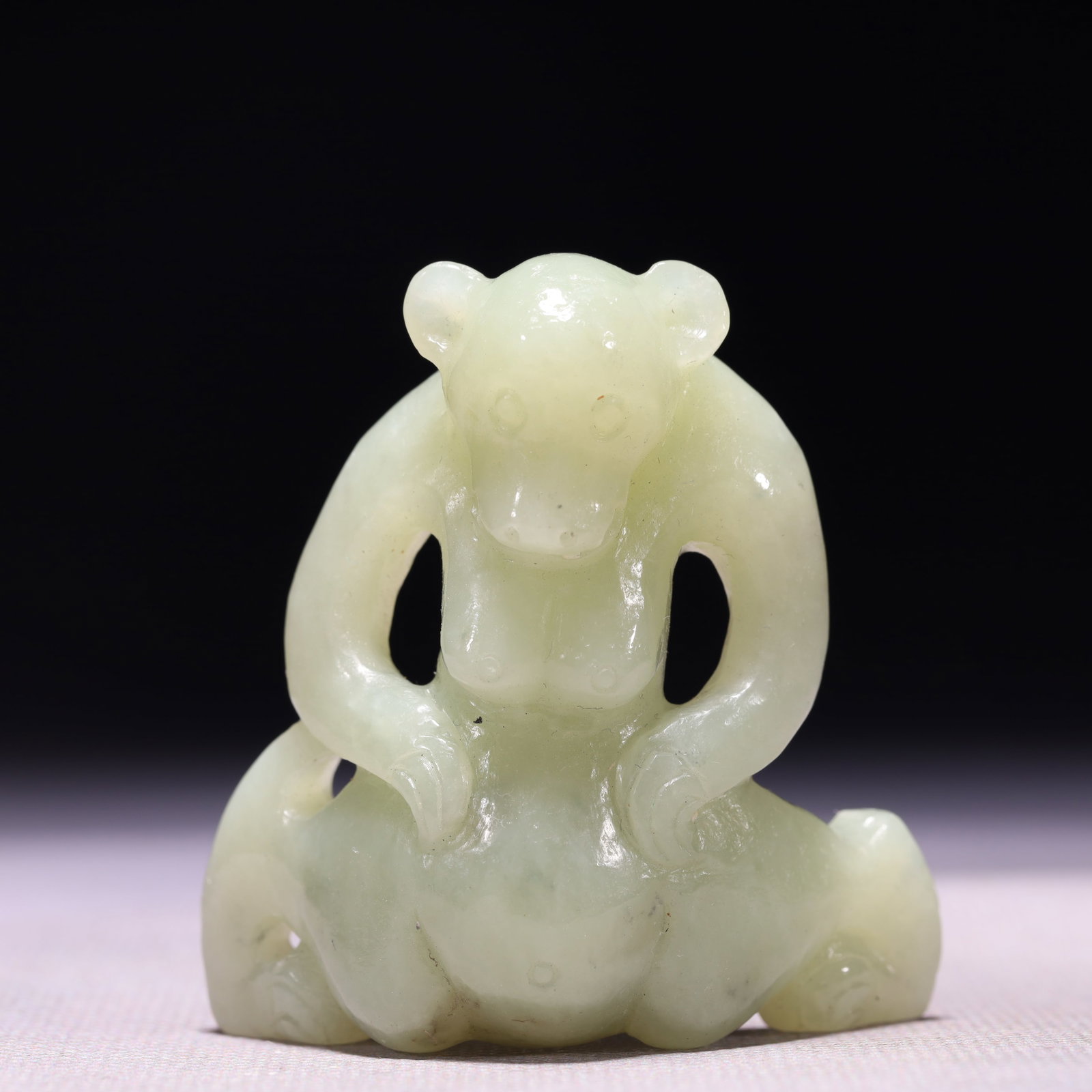A Rare White Jade Bear Ornament: A Rare White Jade Bear Ornament,Qing Dynasty,China,Size:2.2inx1inx2.2in,Weight:75g 白玉熊摆件,中国清代
