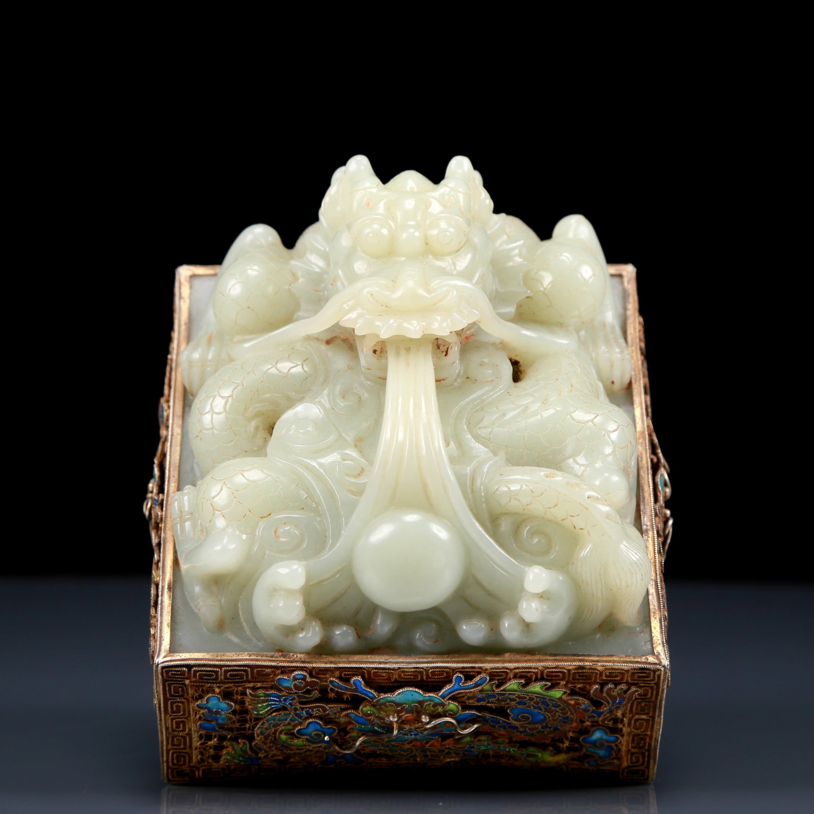 An Exquisite Greenish Jade Dragon pattern seal: An Exquisite Greenish Jade Dragon pattern seal，Qing Dynasty, China，Size:4.3inx3.5in，Weight:2035g 青白玉龙纹印章，清代