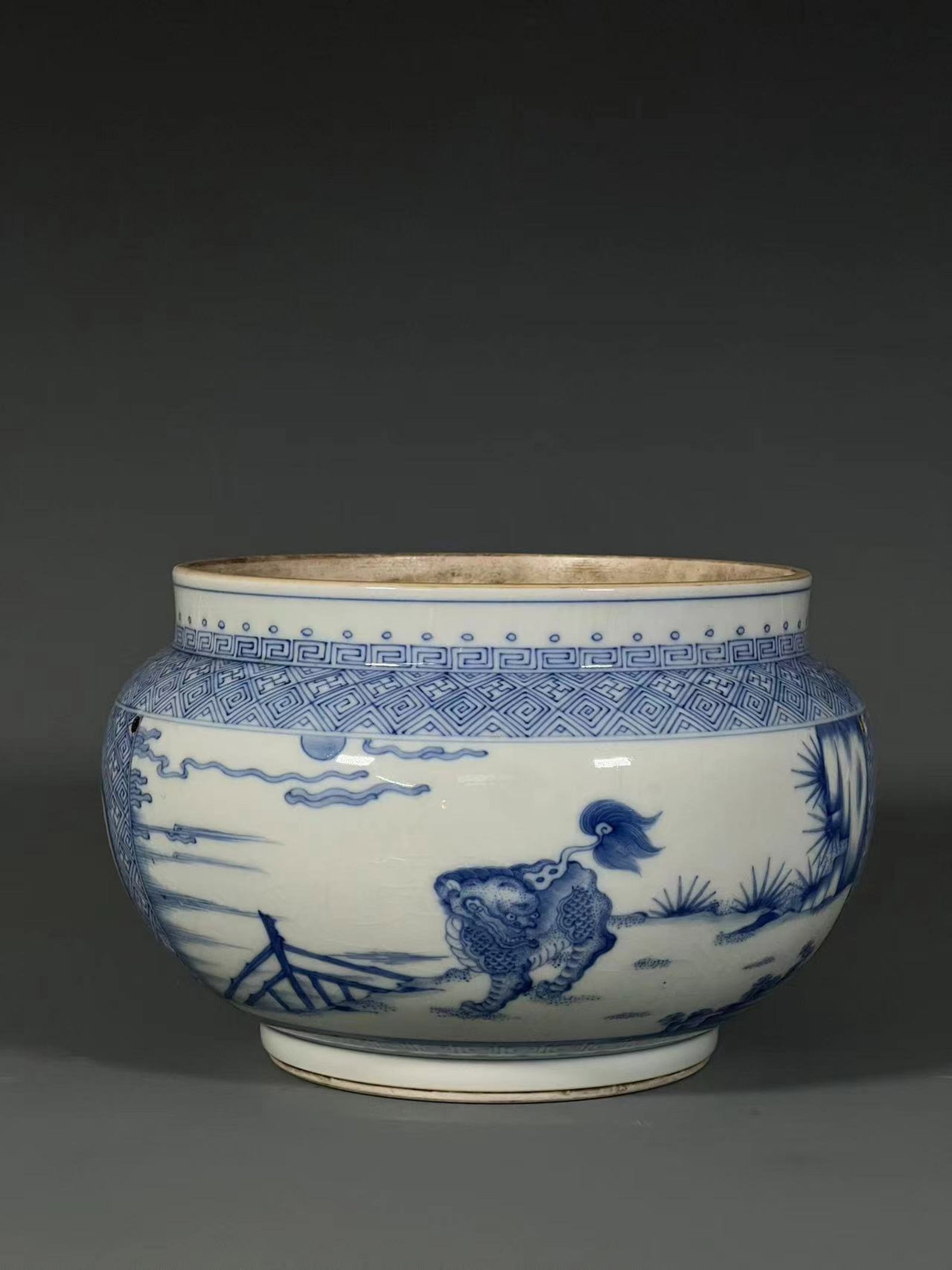 An Exquisite Blue and White Lion Pattern Jar: An Exquisite Blue and White Lion Pattern Jar,Qing Dynasty,China,Size:5.3inx6.4in 青花狮子纹罐,中国清代