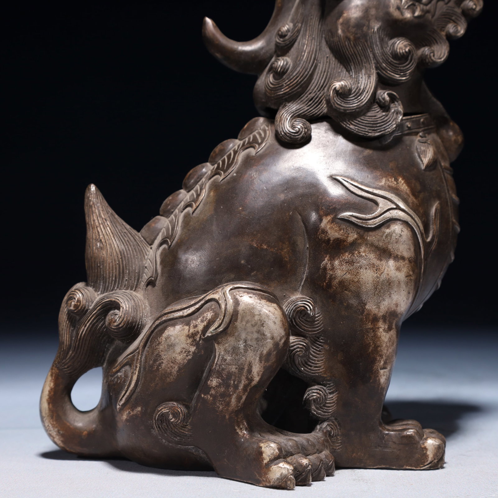 A Solemn Gilt Bronze Statue of Eleven-Headed and Six-Armed Guanyin (1 of 9)
